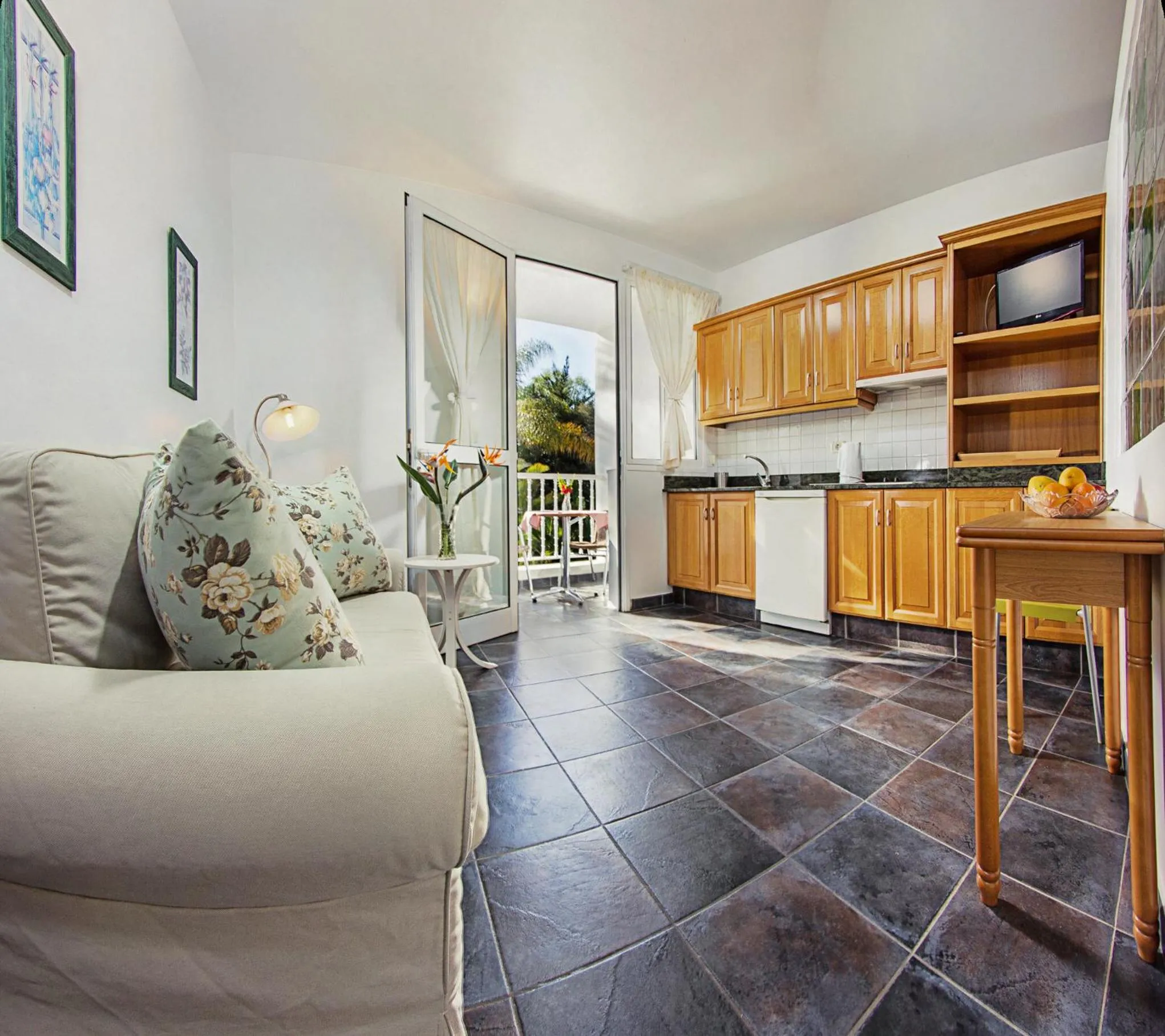 Kitchen or kitchenette in Apartamentos Adjovimar