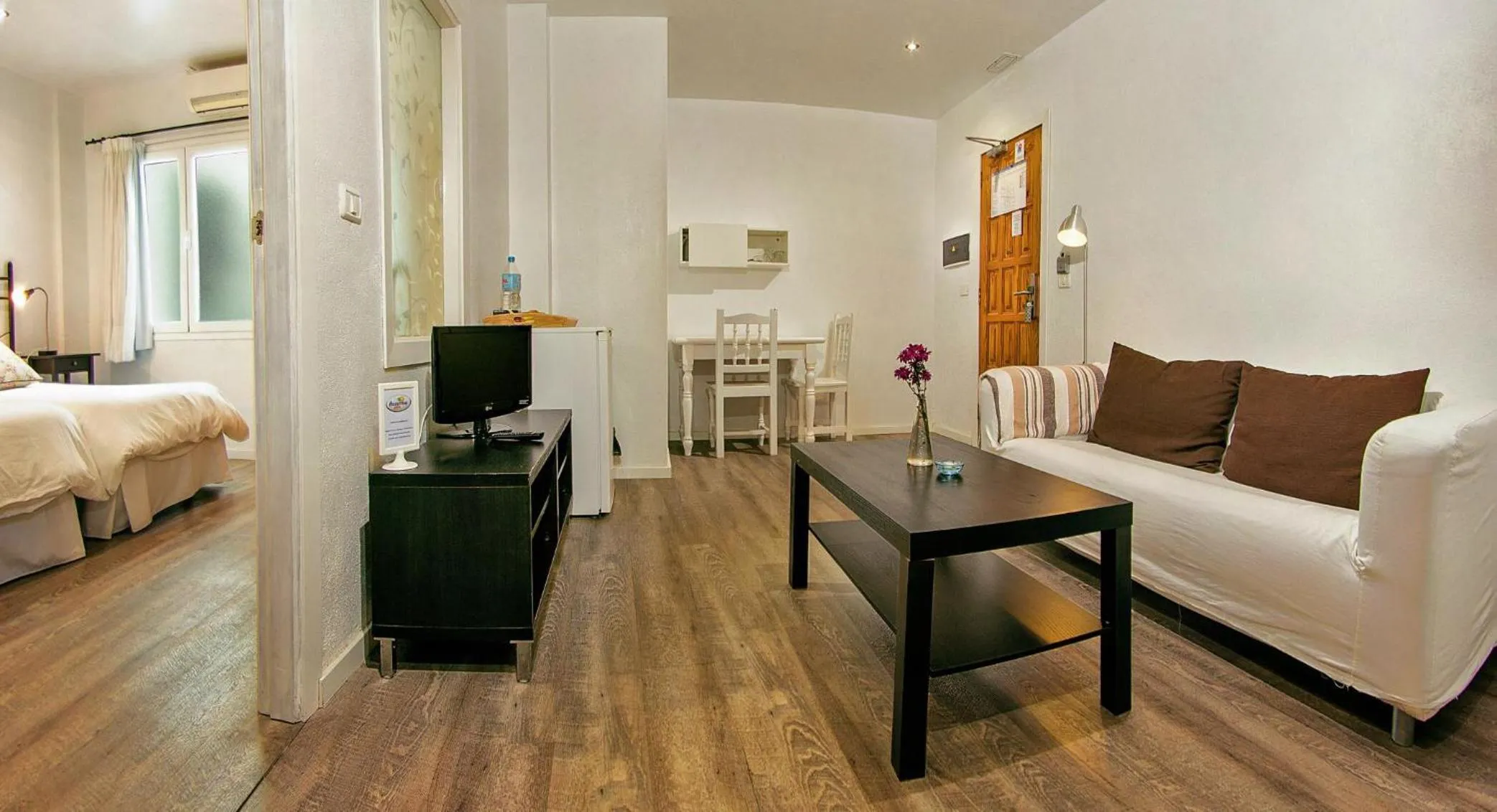 Living room, Bed in Apartamentos Adjovimar