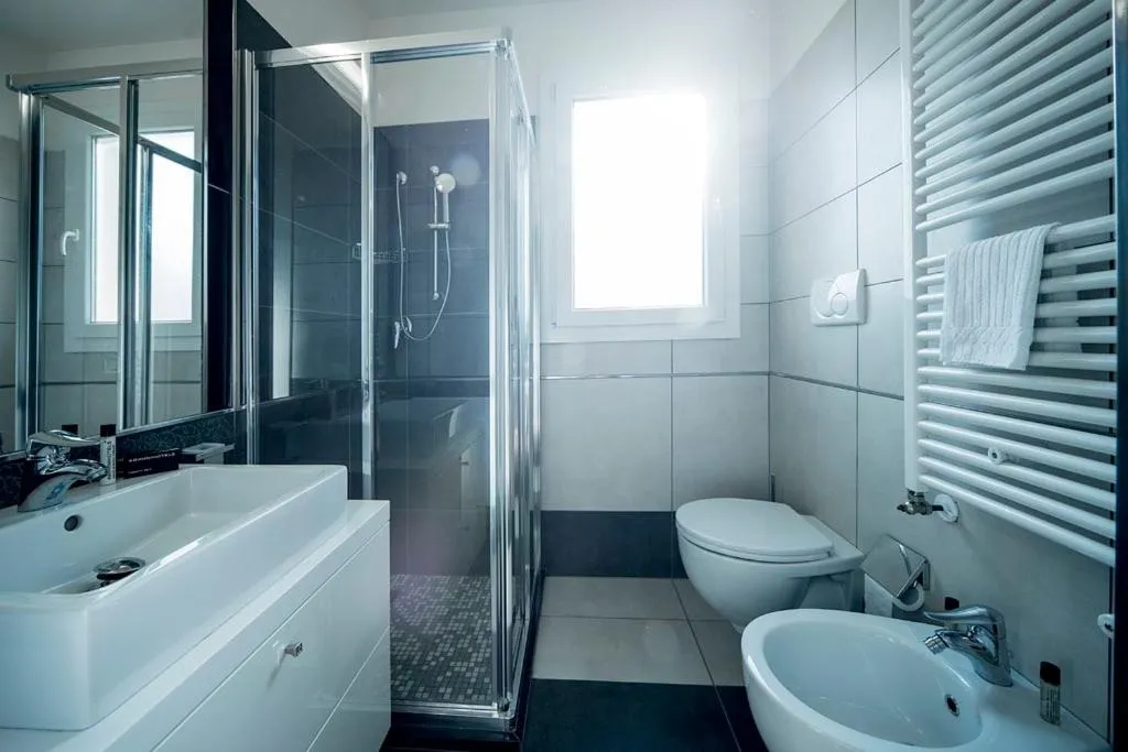 Shower in Atmosphere Suite Hotel