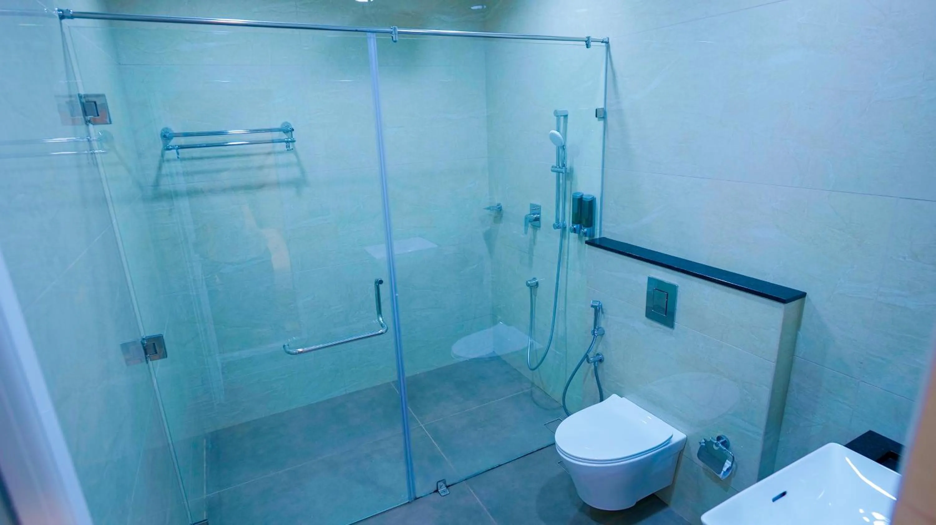 Shower in Palette Hill View Resorts Vagamon