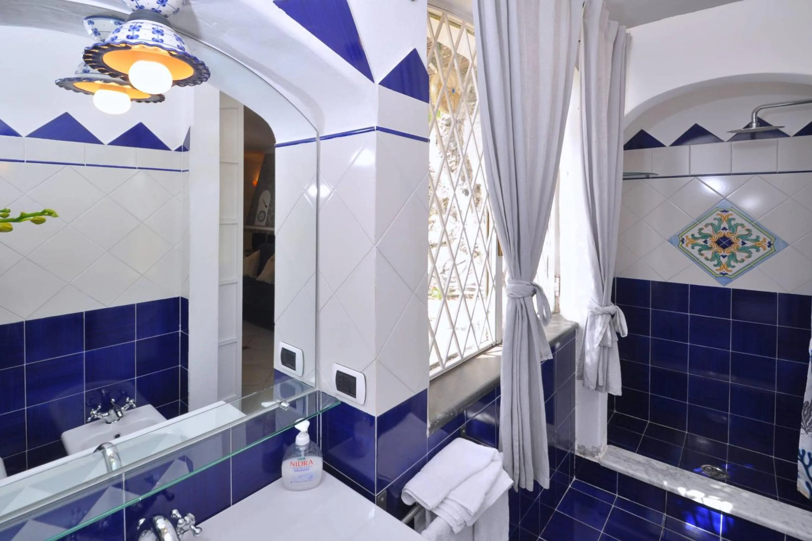 Shower, Bed in Star Fish House
