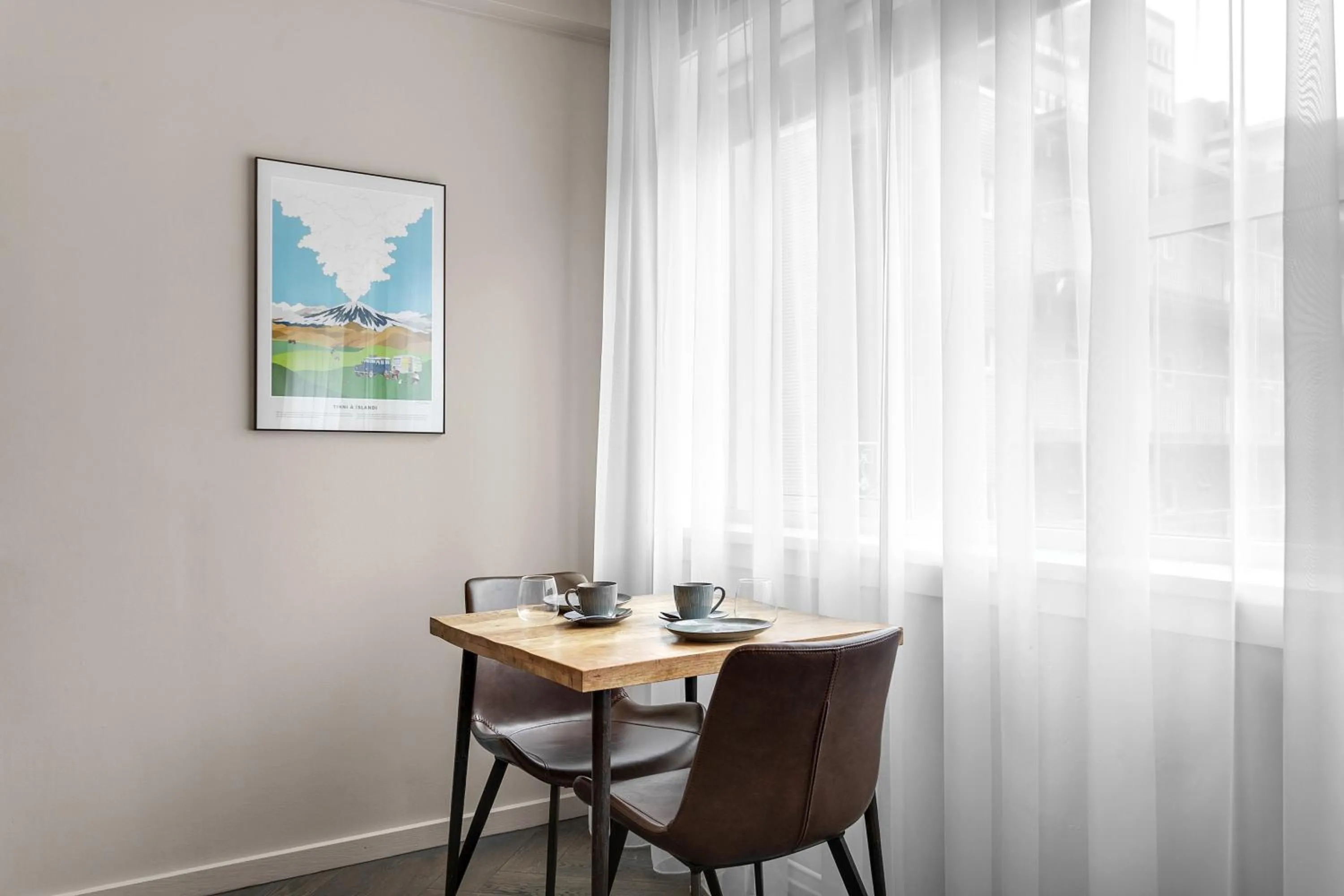 Dining area in The Swan House by Heimaleiga