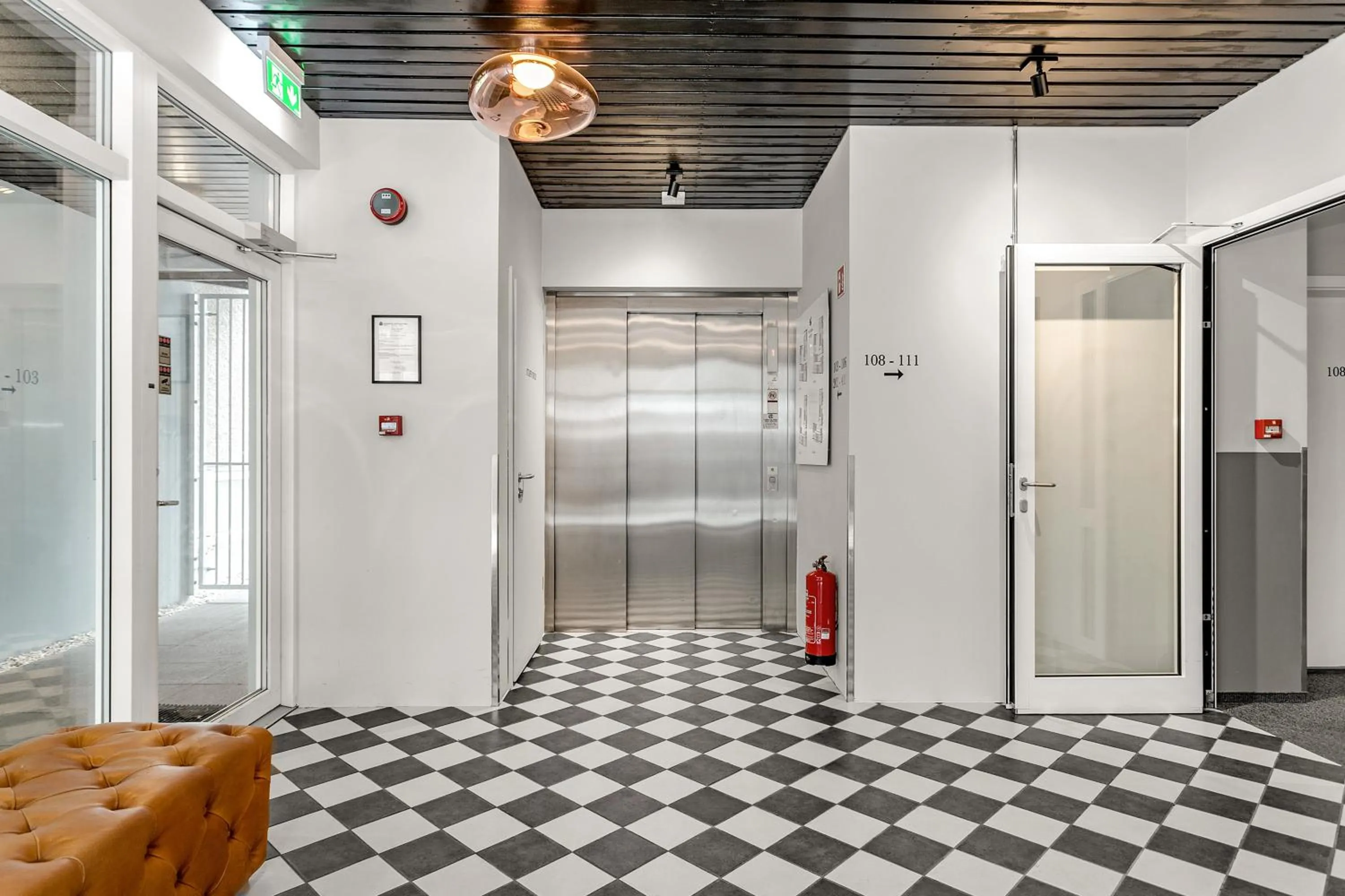 Facade/entrance in The Swan House by Heimaleiga