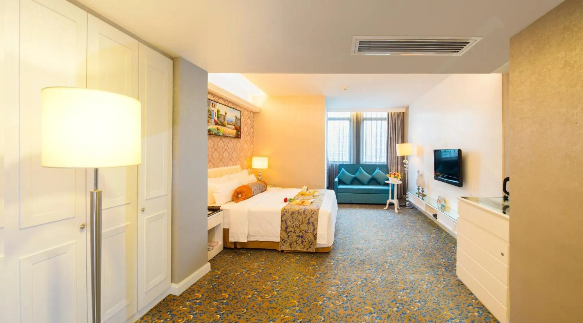 Photo of the whole room, Bed in Hotel Metropole