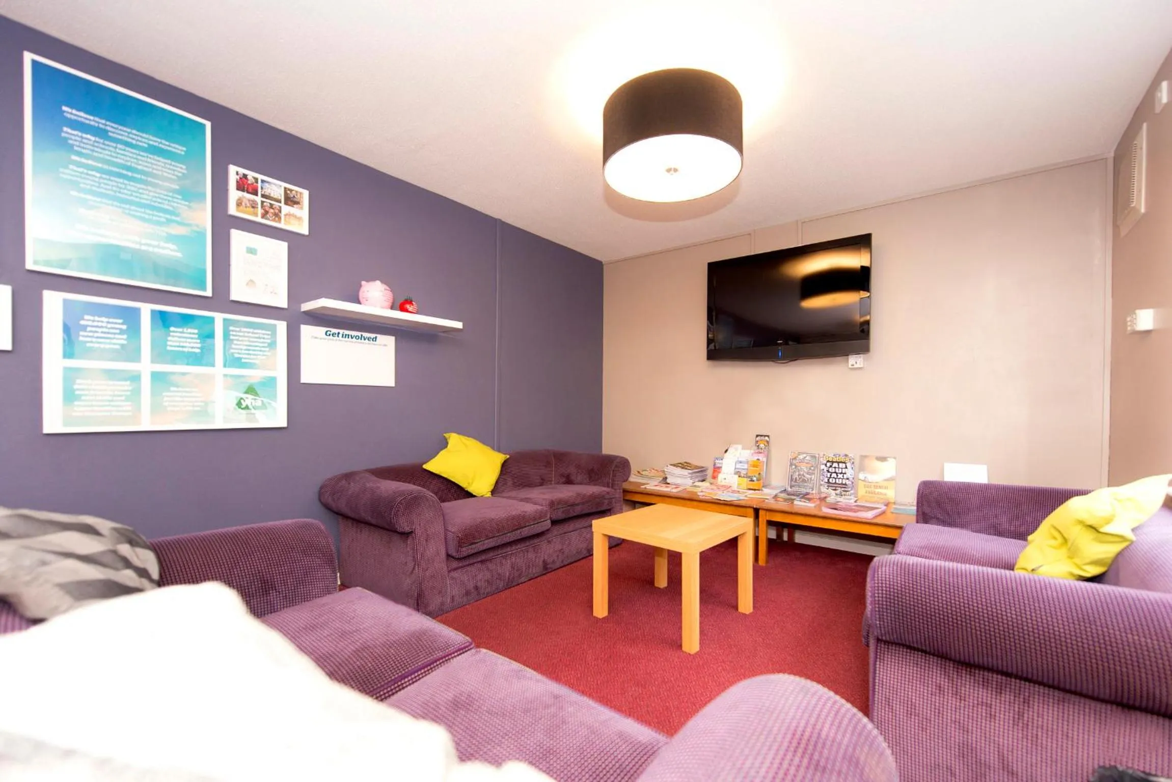 Communal lounge/ TV room in YHA Liverpool Albert Dock