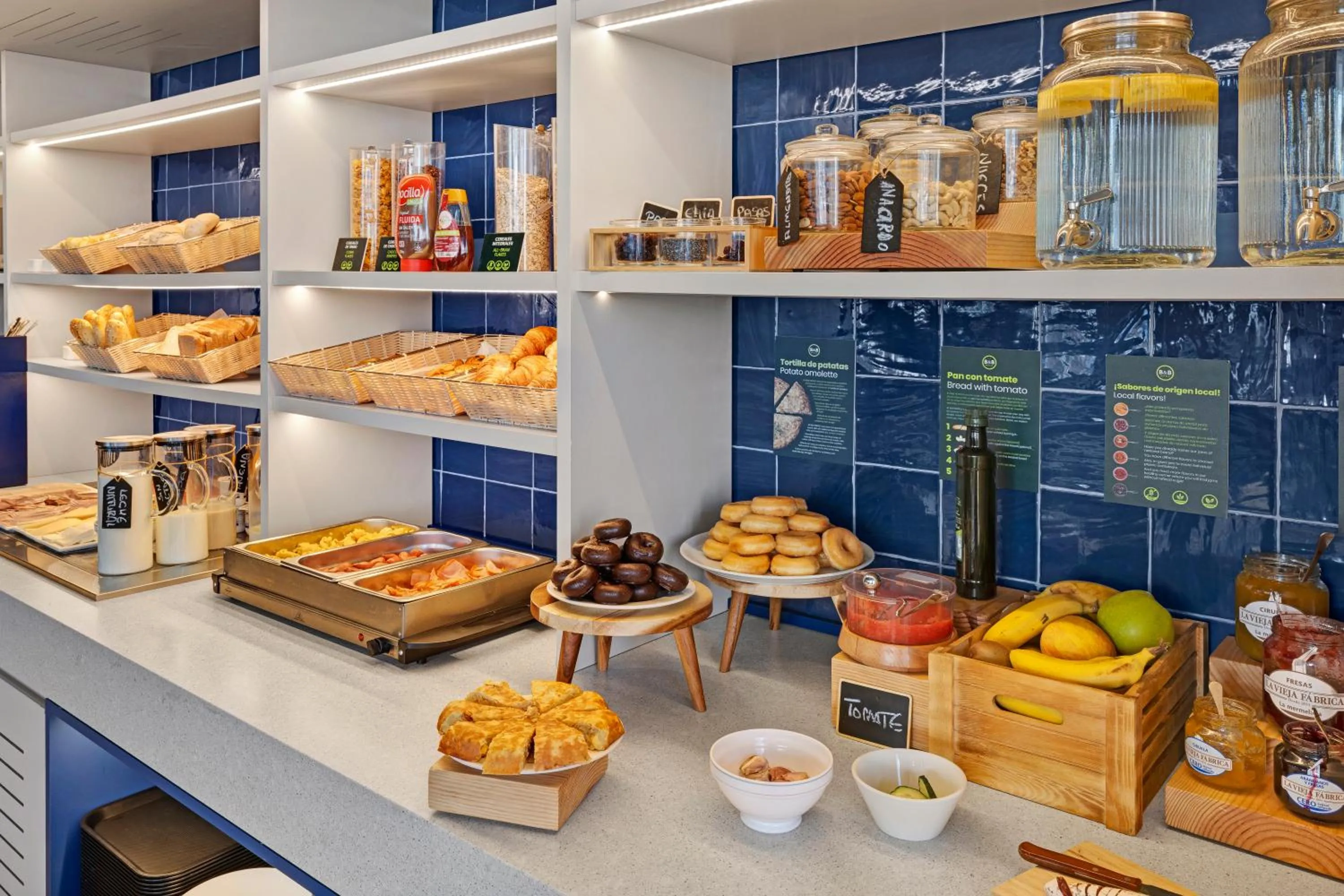 Buffet breakfast in B&B HOTEL Zaragoza Centro