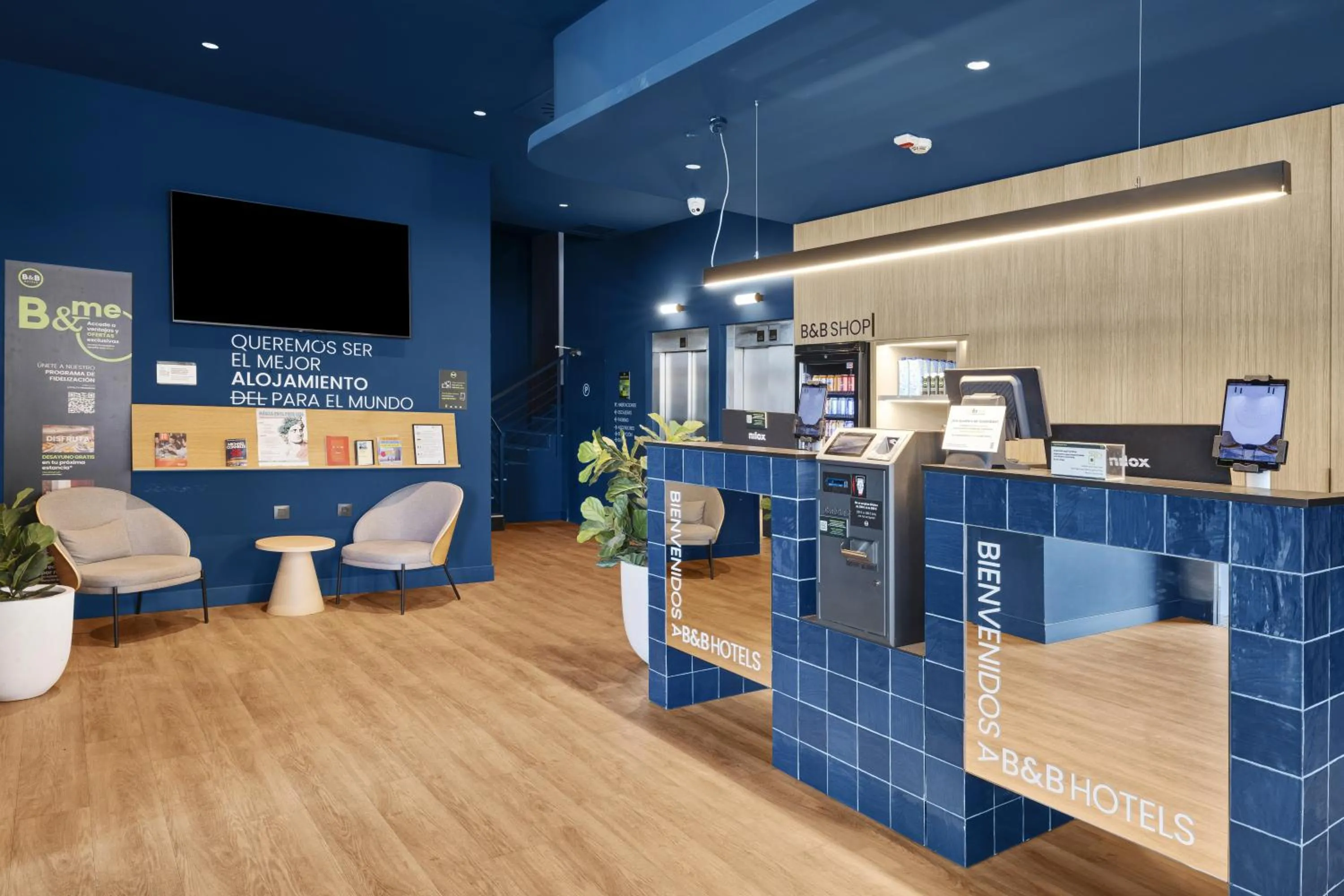 Lobby or reception in B&B HOTEL Zaragoza Centro