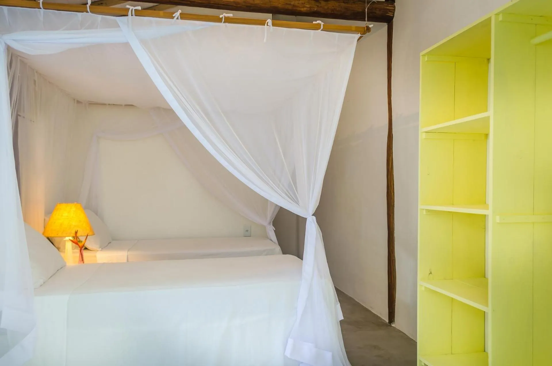 Photo of the whole room, Bed in Sueds Trancoso