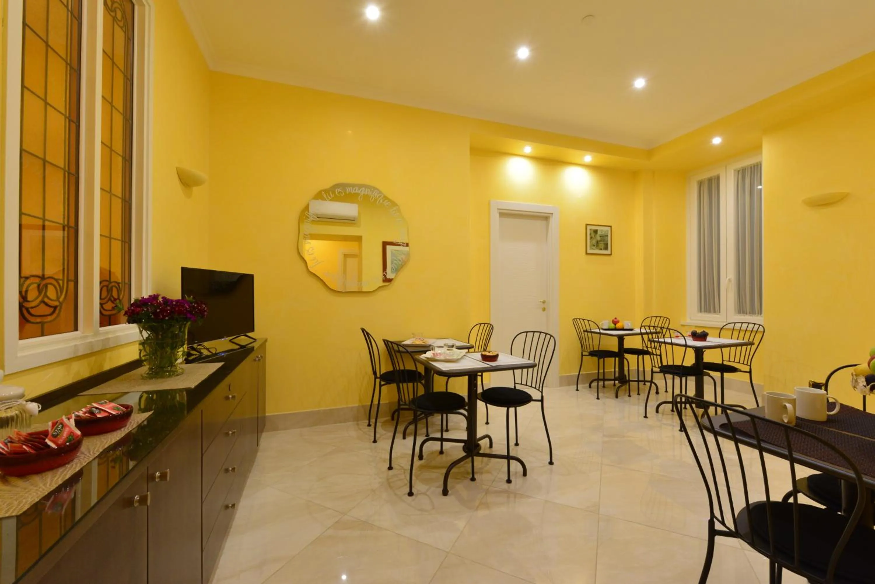 Communal lounge/ TV room in Fabio dei Velapazza Guesthouse