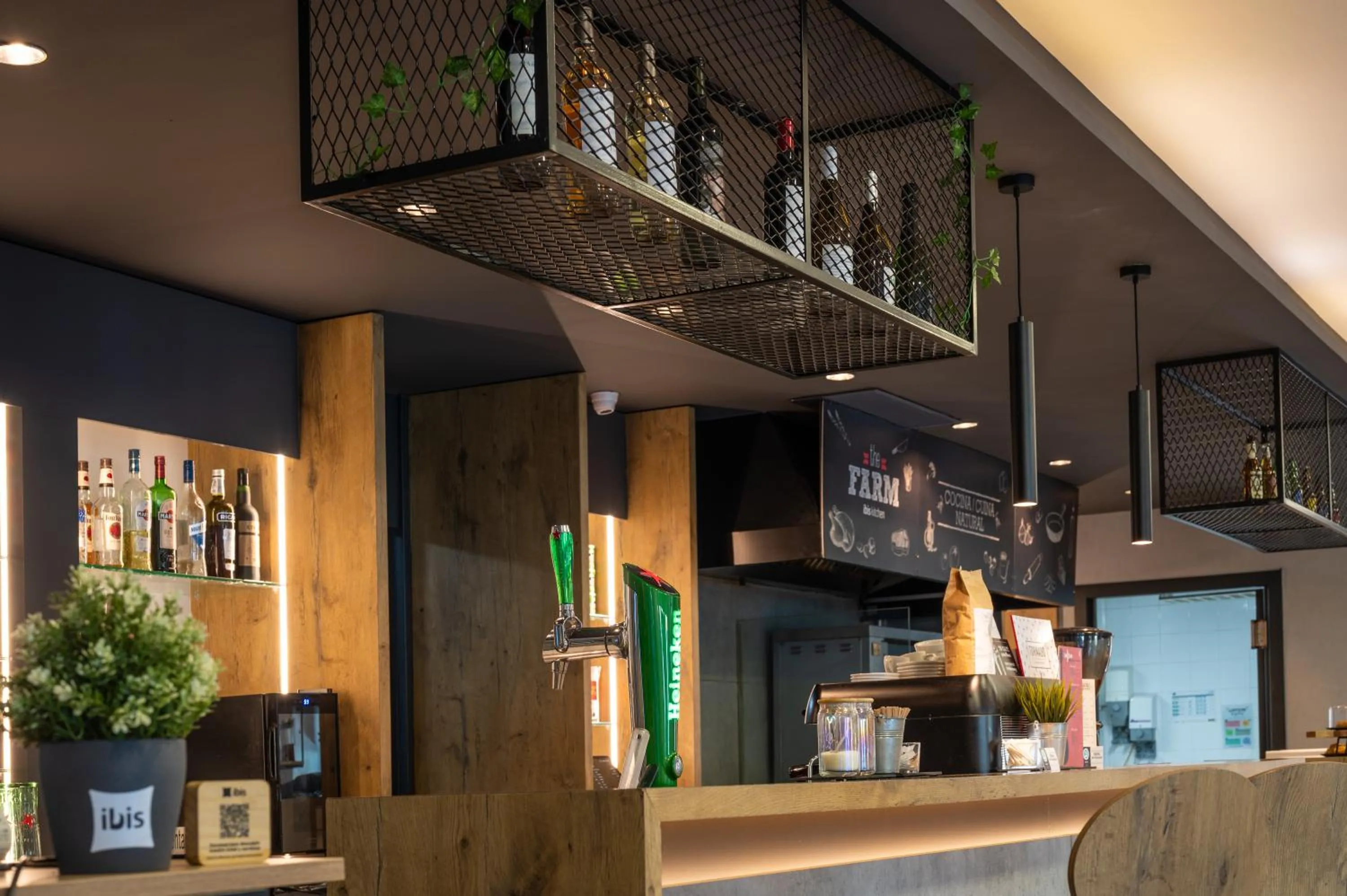 Lounge or bar in Ibis Montmelo Granollers
