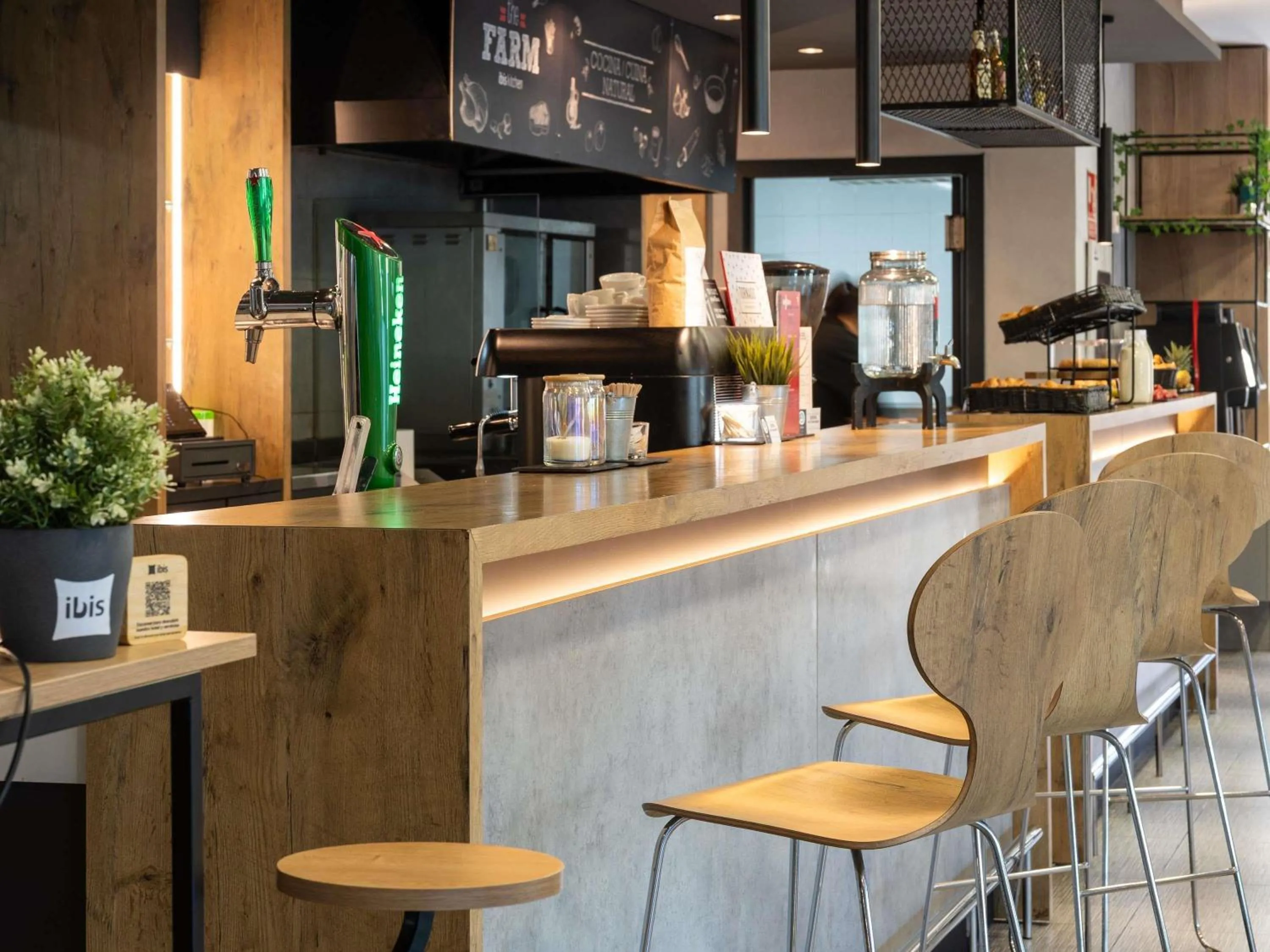 Lounge or bar in Ibis Montmelo Granollers