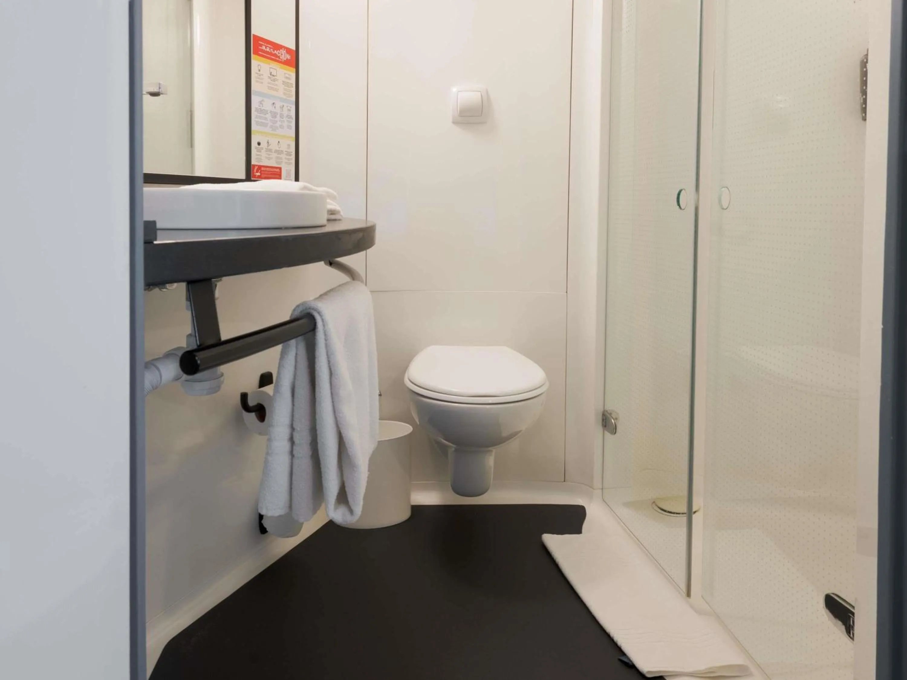 Bedroom in Ibis Montmelo Granollers