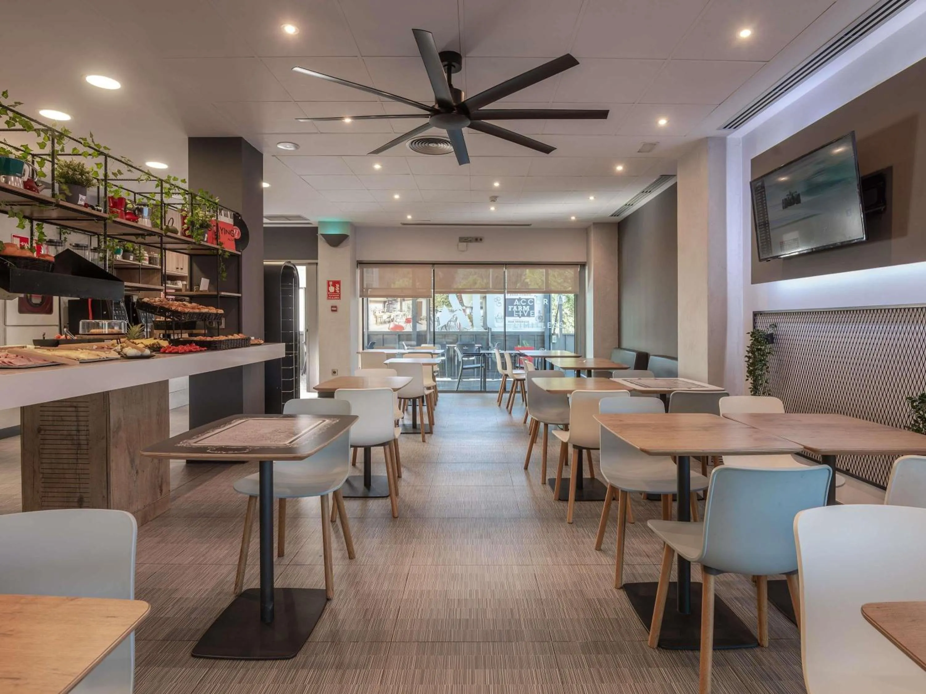 Restaurant/places to eat in Ibis Montmelo Granollers