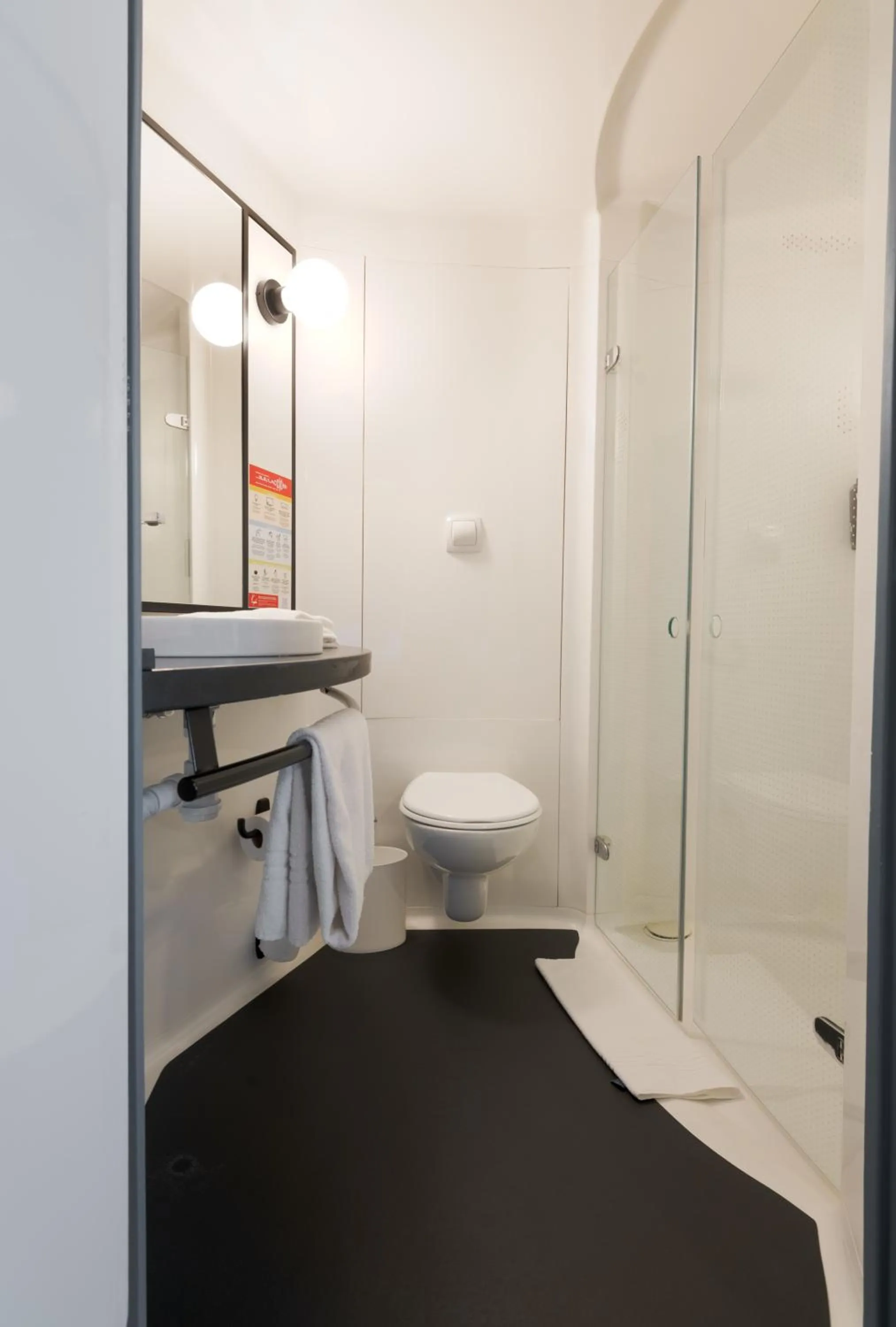 Bathroom in Ibis Montmelo Granollers