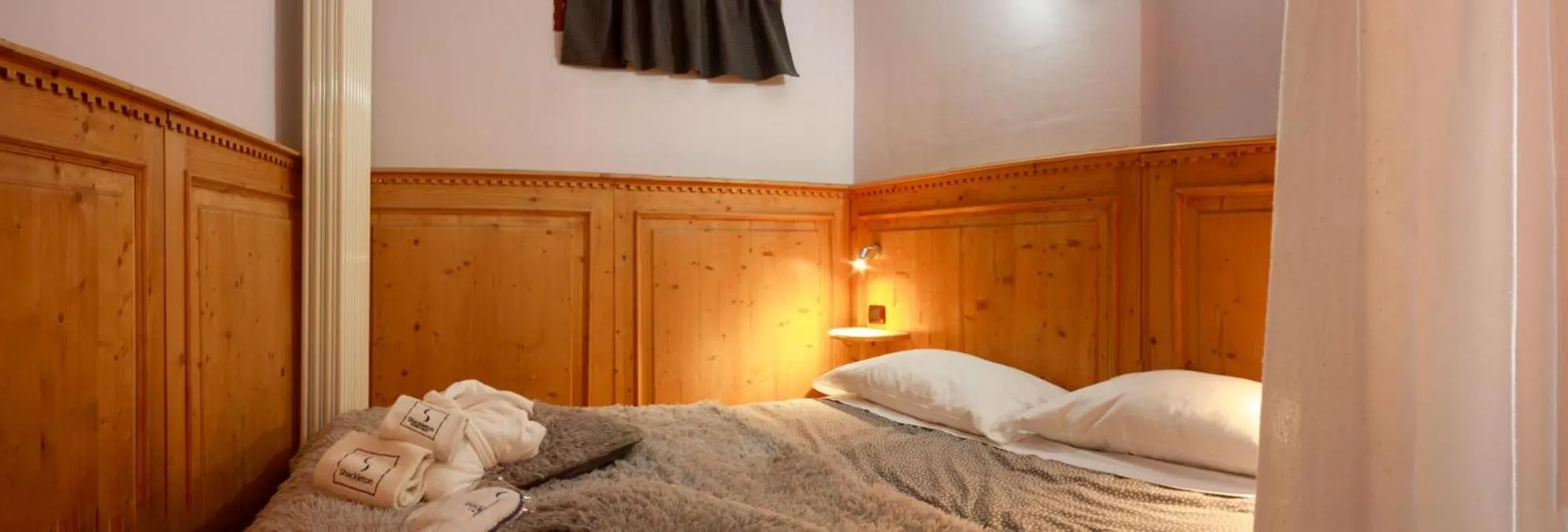 Bedroom, Bed in Shackleton Chalet