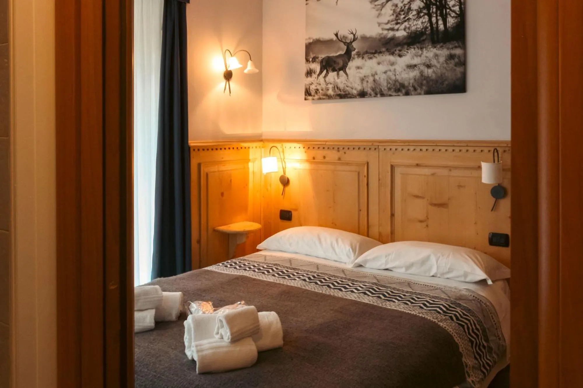 Photo of the whole room, Bed in Shackleton Chalet