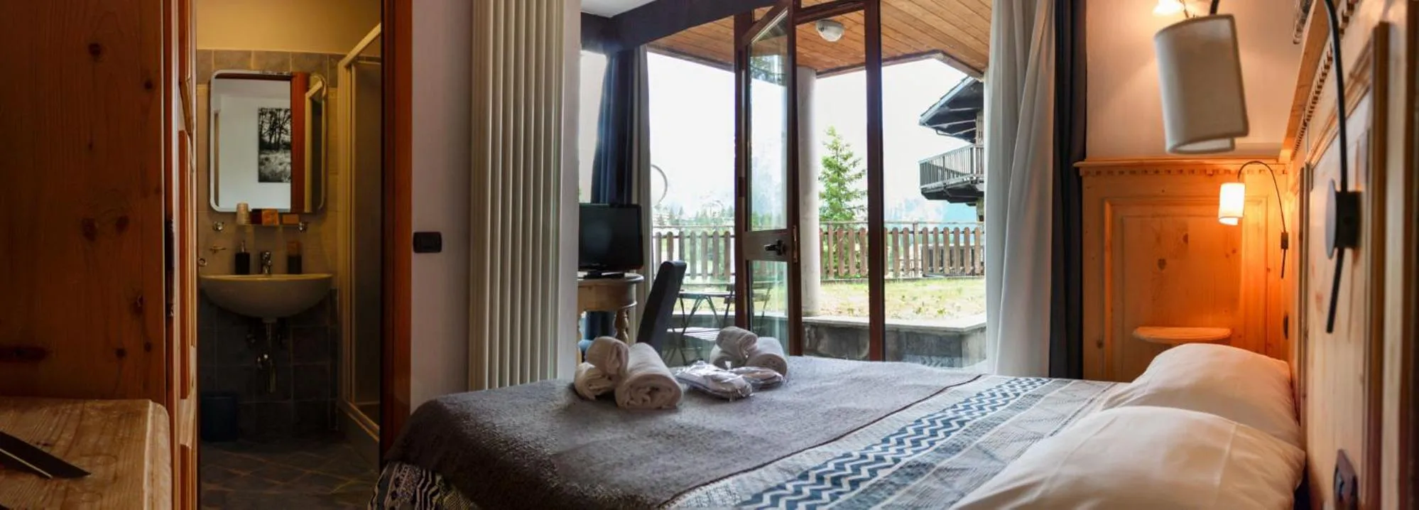 Bathroom, Bed in Shackleton Chalet