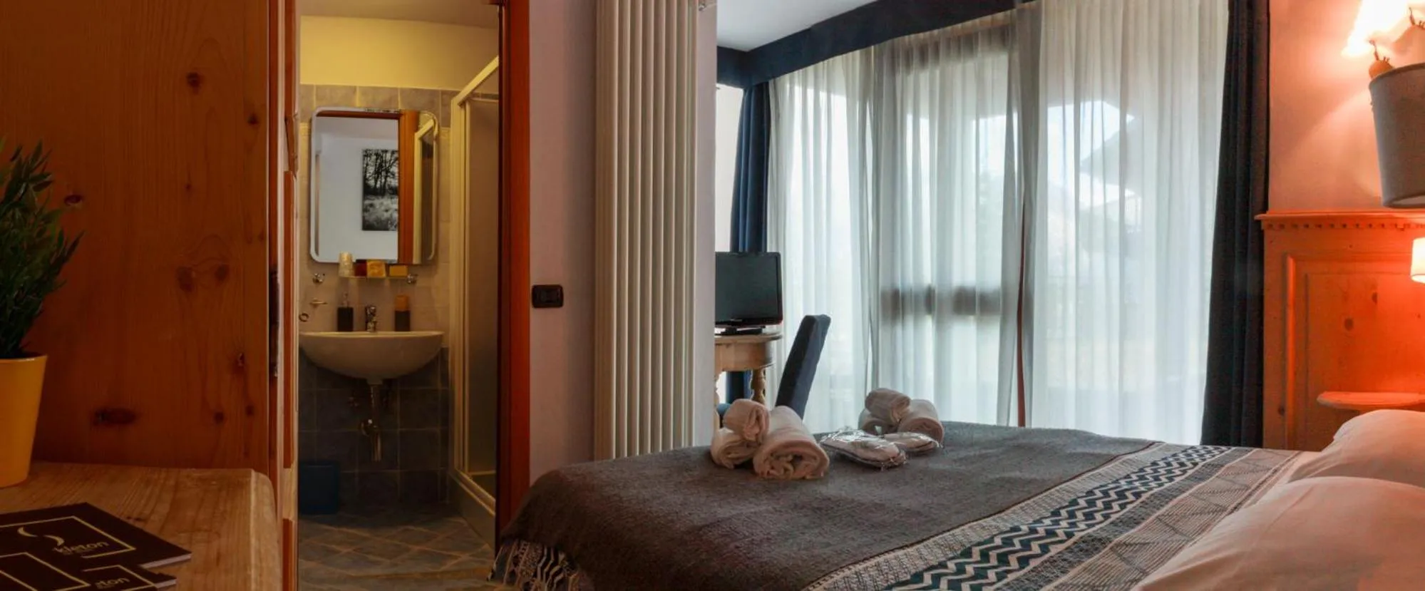 Photo of the whole room, Bed in Shackleton Chalet