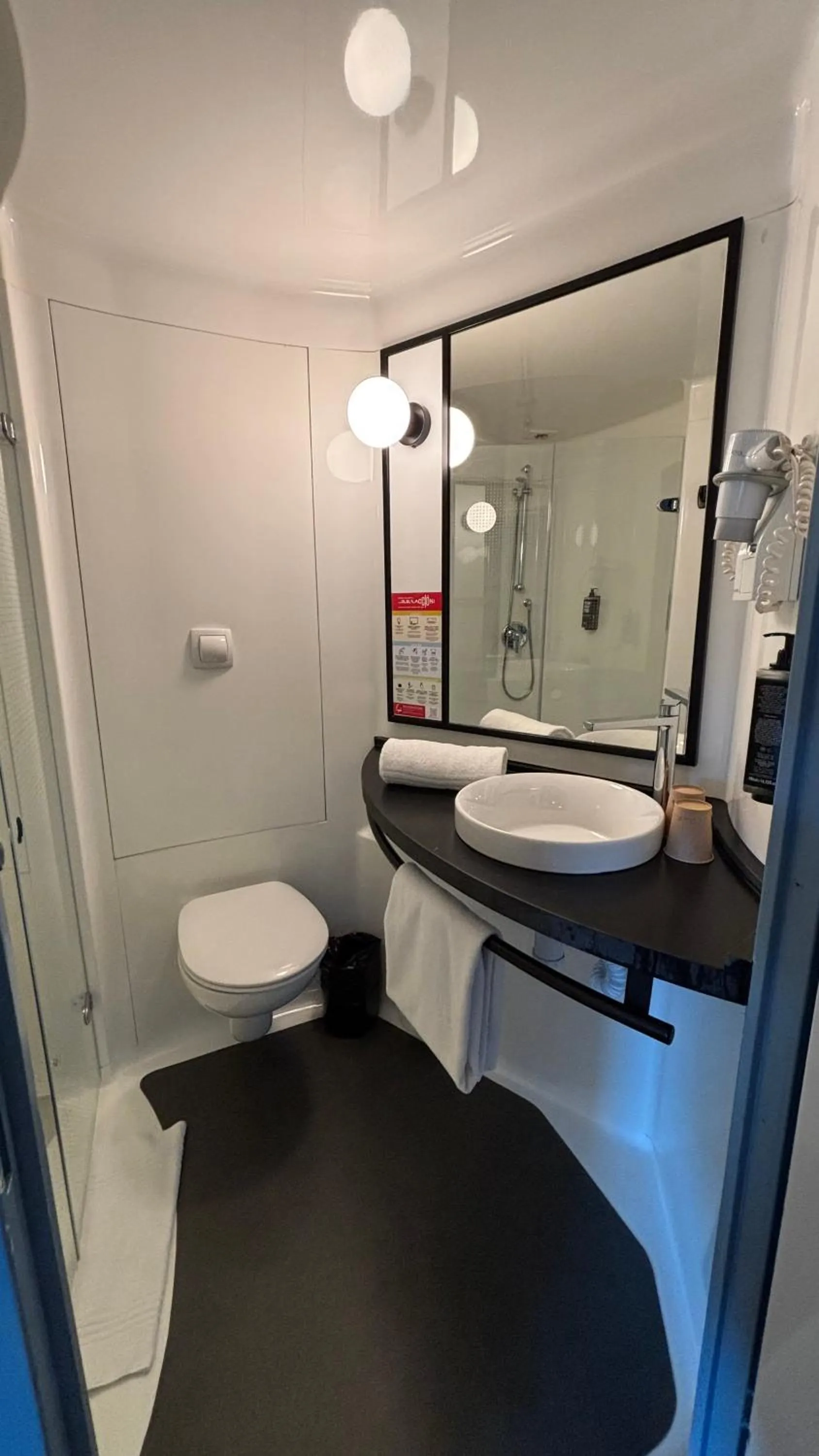 Bathroom in Ibis Barcelona Castelldefels