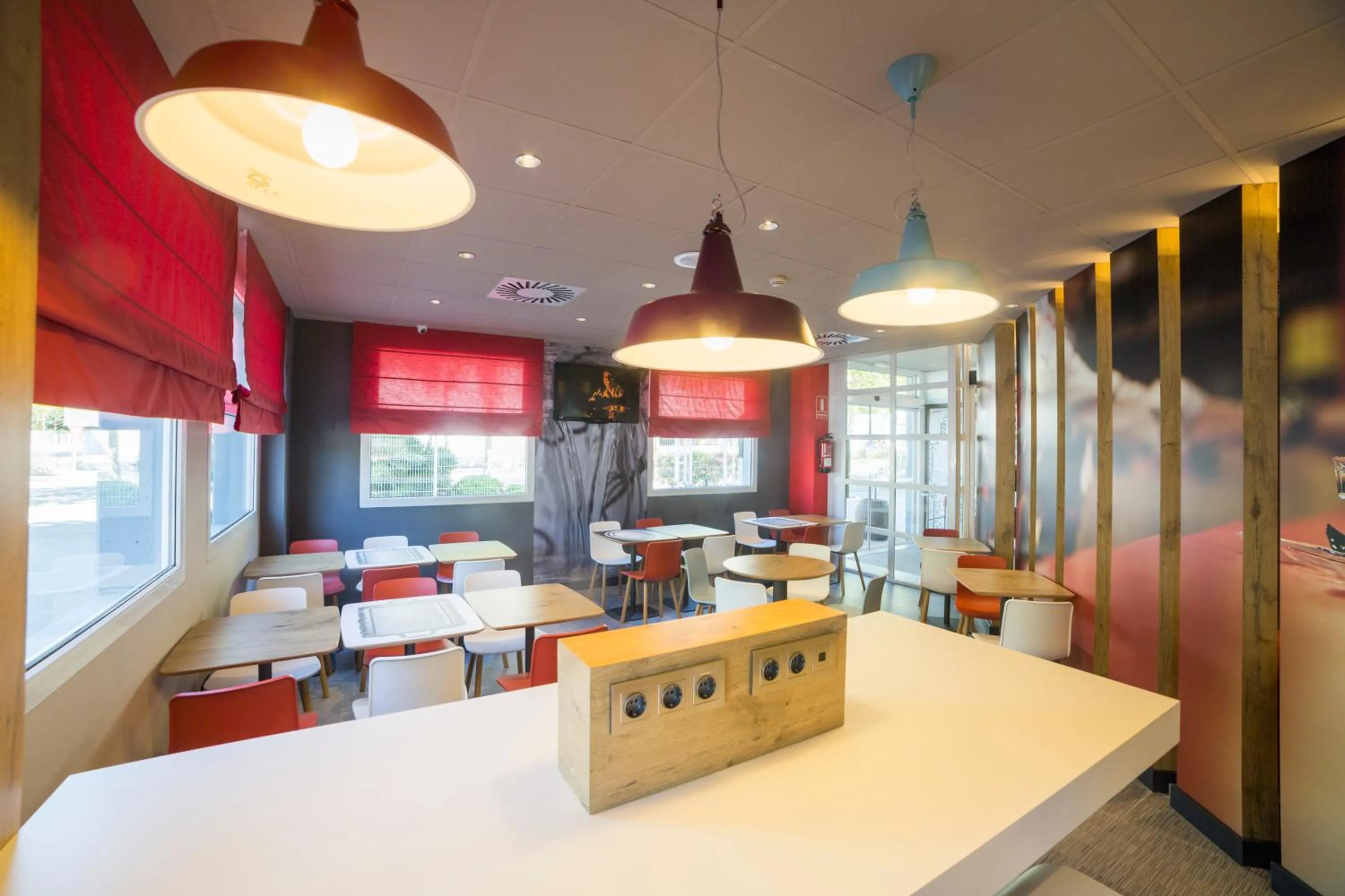 Restaurant/places to eat in Ibis Barcelona Castelldefels