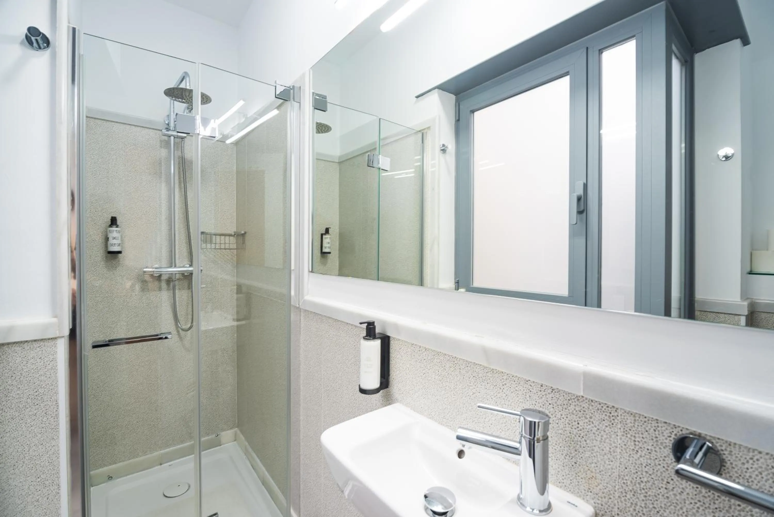 Shower in Plaza de Armas