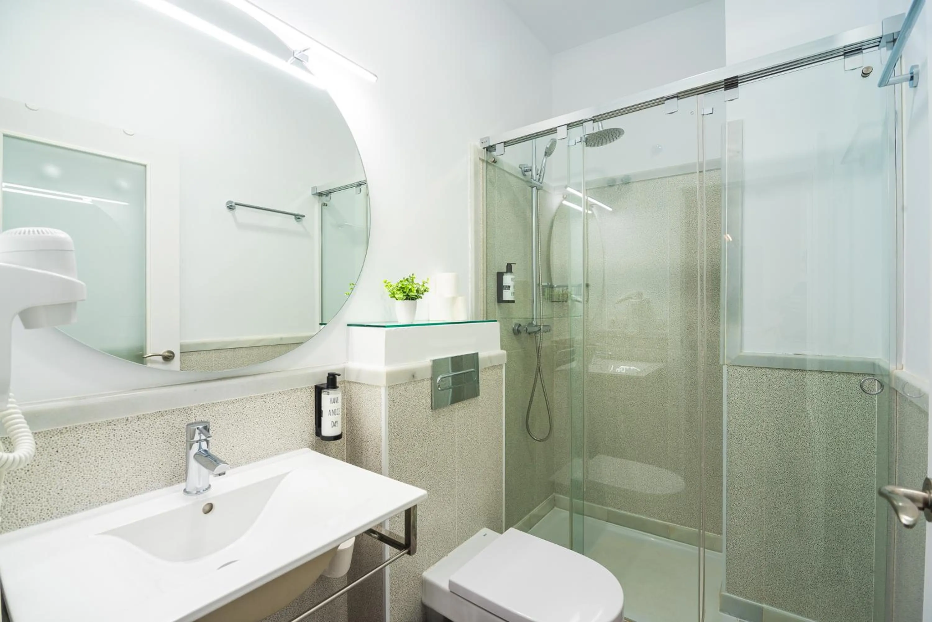 Shower in Plaza de Armas