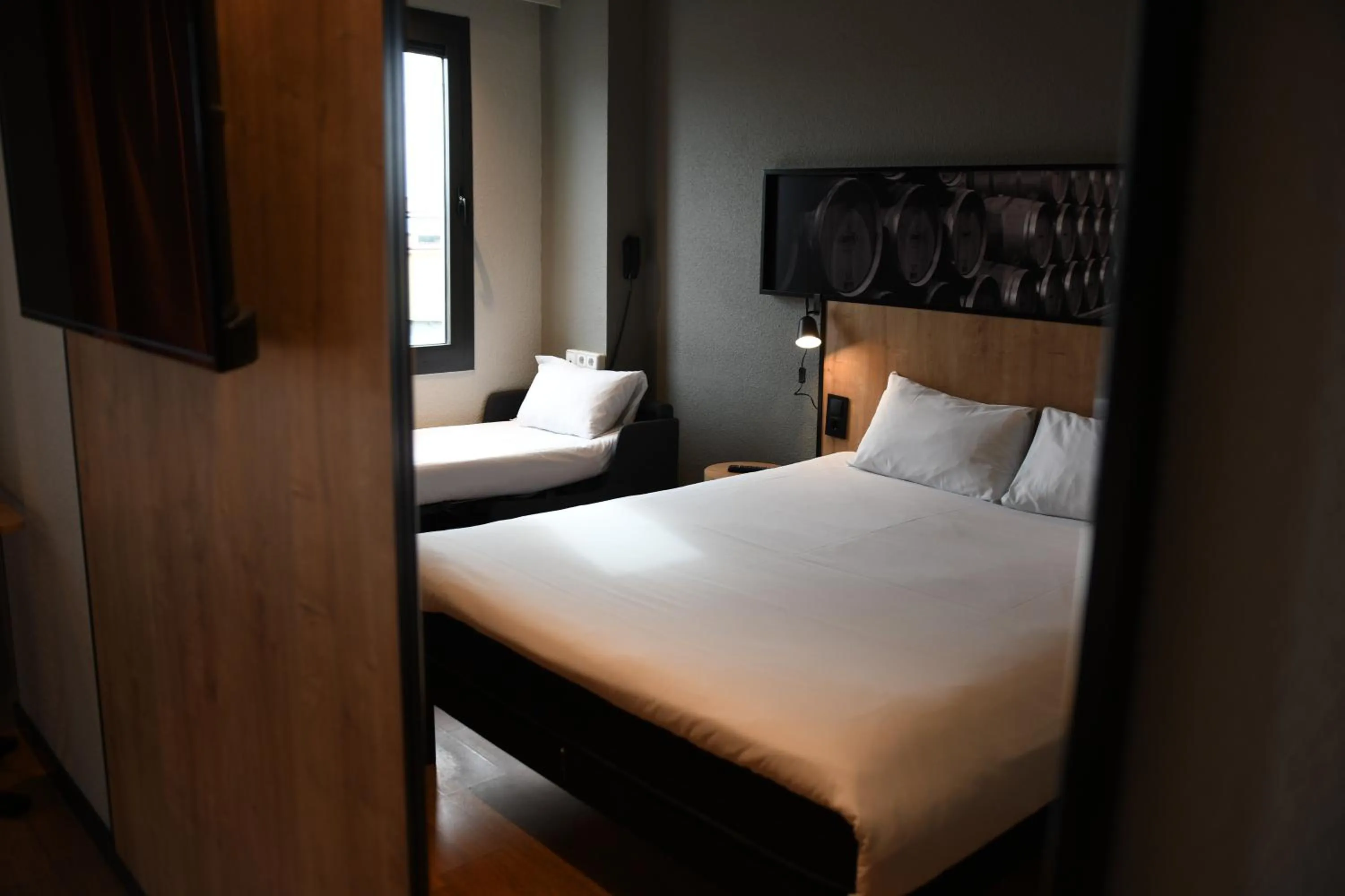 Photo of the whole room, Bed in Ibis Valladolid