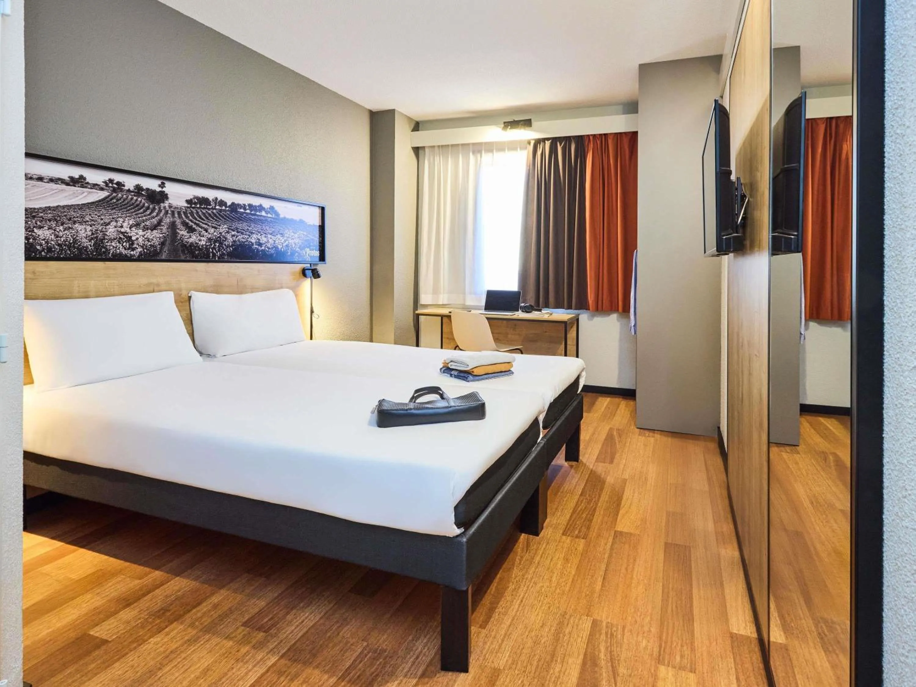 Property building, Bed in Ibis Valladolid