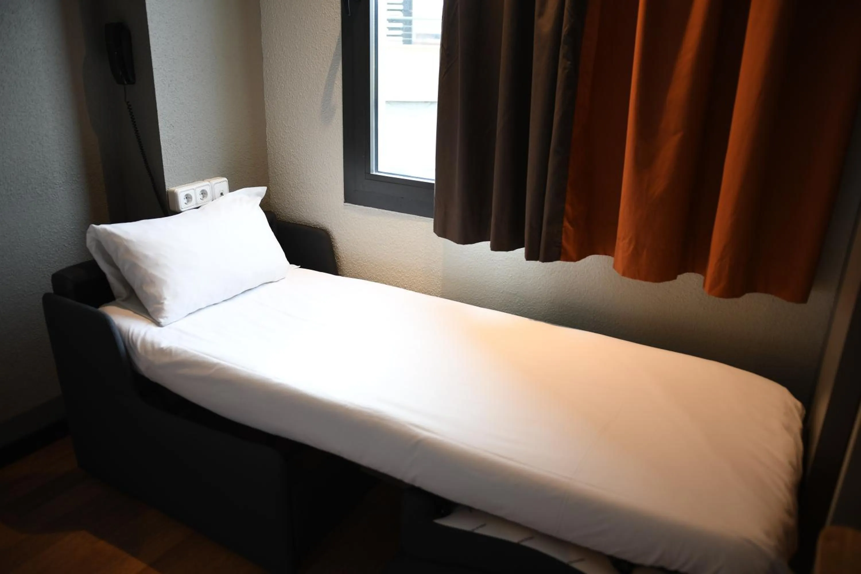 Bed in Ibis Valladolid