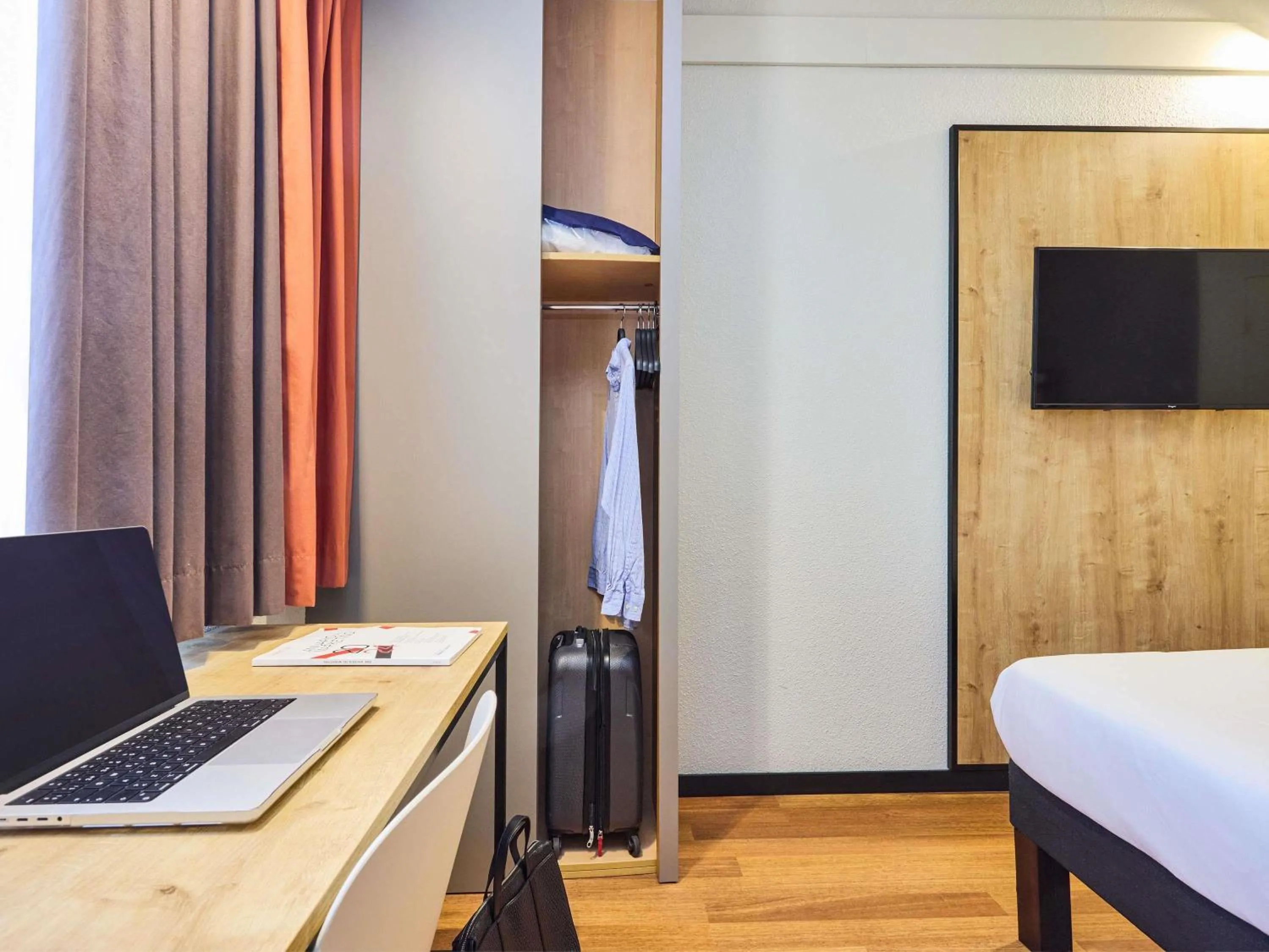 Bedroom, Bed in Ibis Valladolid