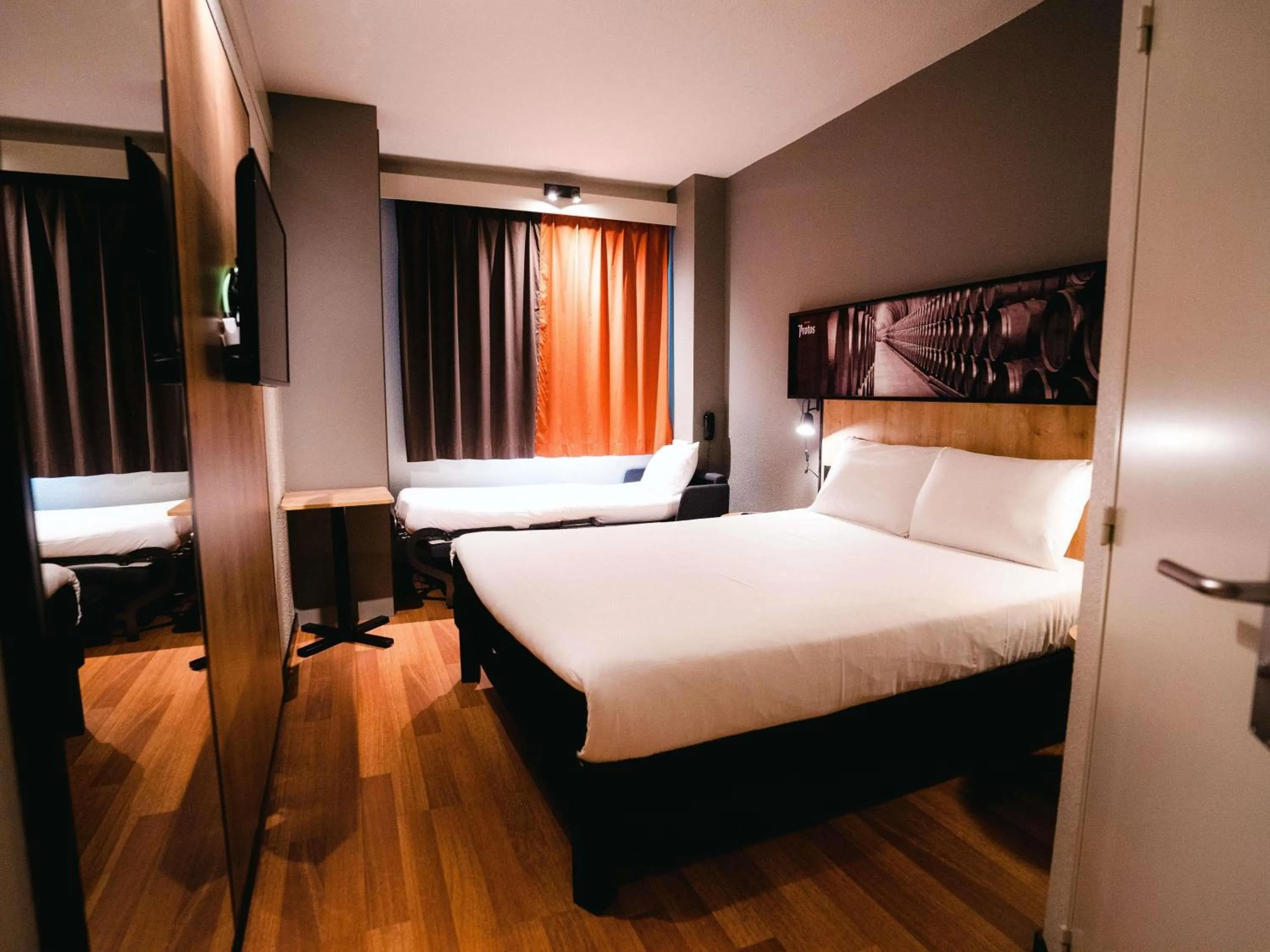 Bedroom, Bed in Ibis Valladolid