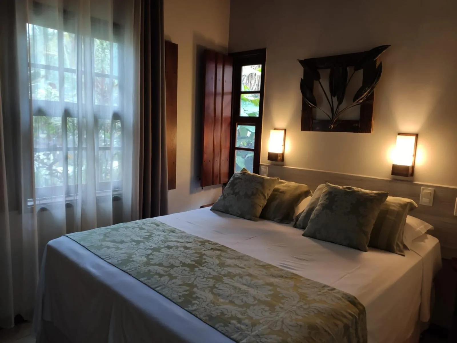 Photo of the whole room, Bed in Eliconial Paraty Pousada