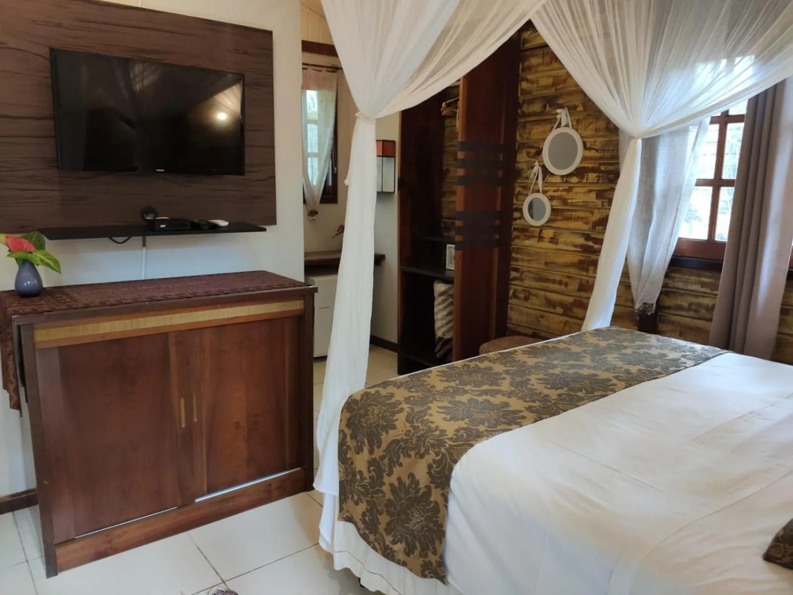 Photo of the whole room, Bed in Eliconial Paraty Pousada