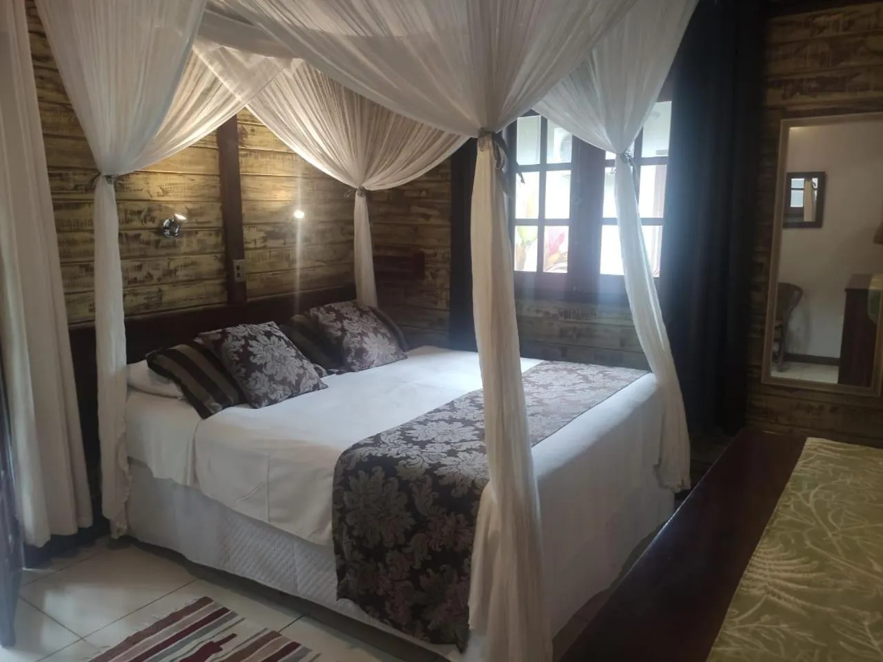 Photo of the whole room, Bed in Eliconial Paraty Pousada