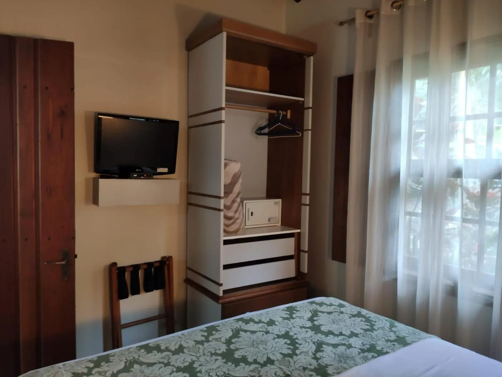 Photo of the whole room, Bed in Eliconial Paraty Pousada