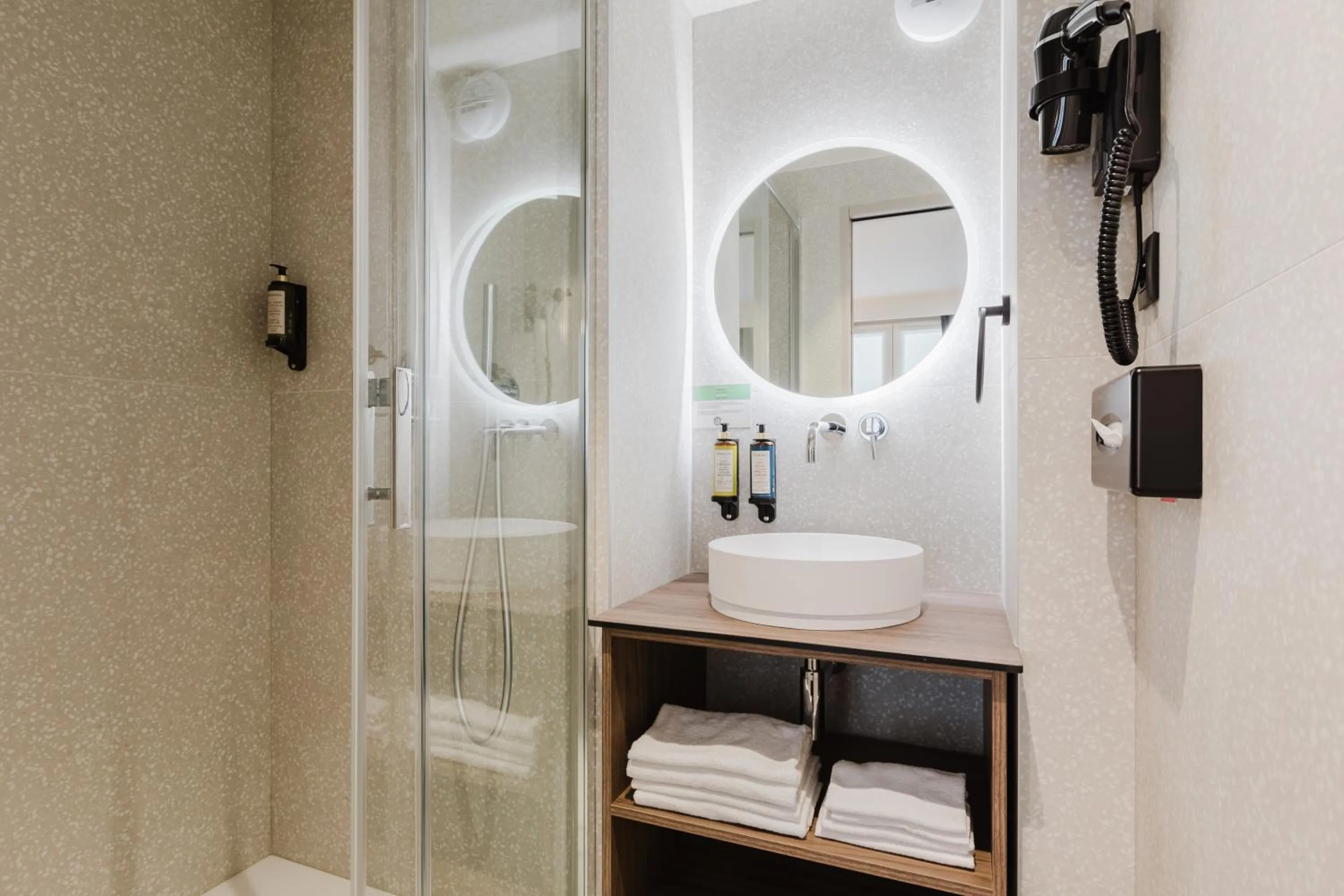 Shower in Hotel Prince Albert Opéra