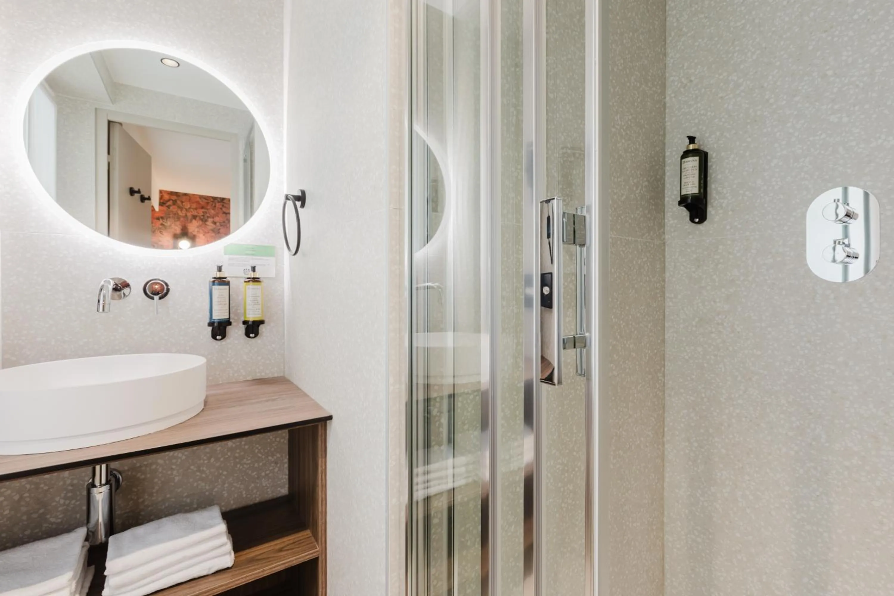 Shower in Hotel Prince Albert Opéra