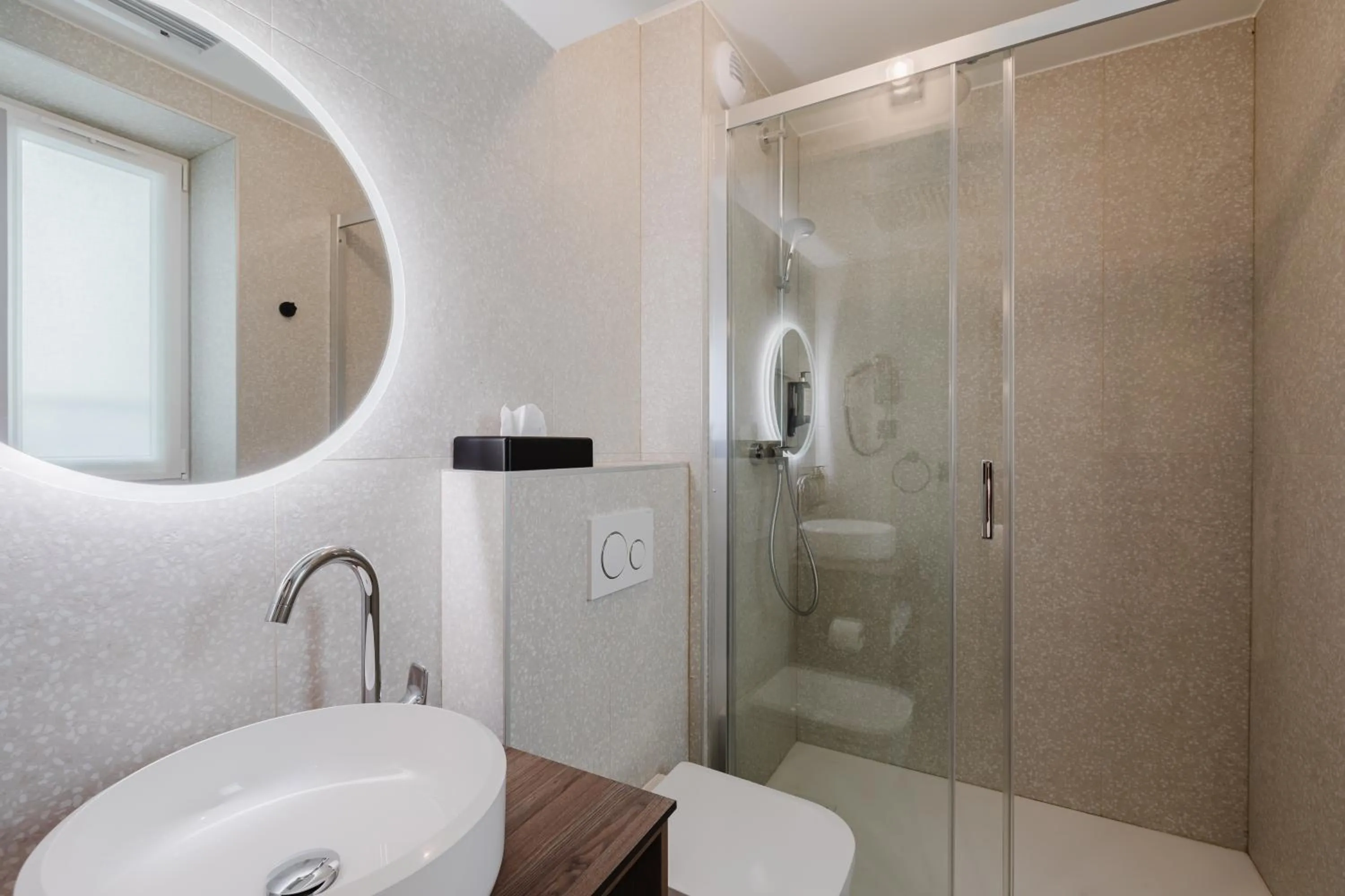 Shower in Hotel Prince Albert Opéra