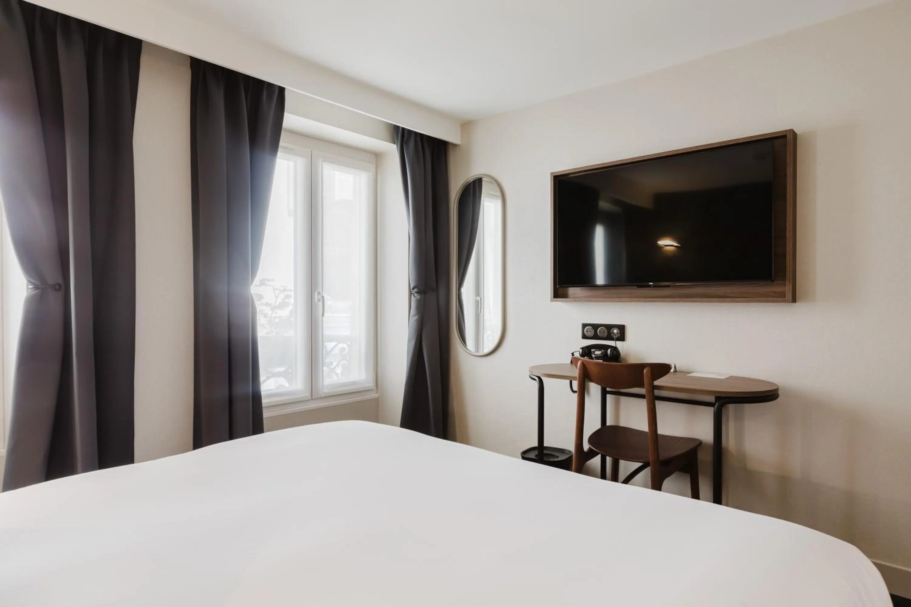 Bed in Hotel Prince Albert Opéra