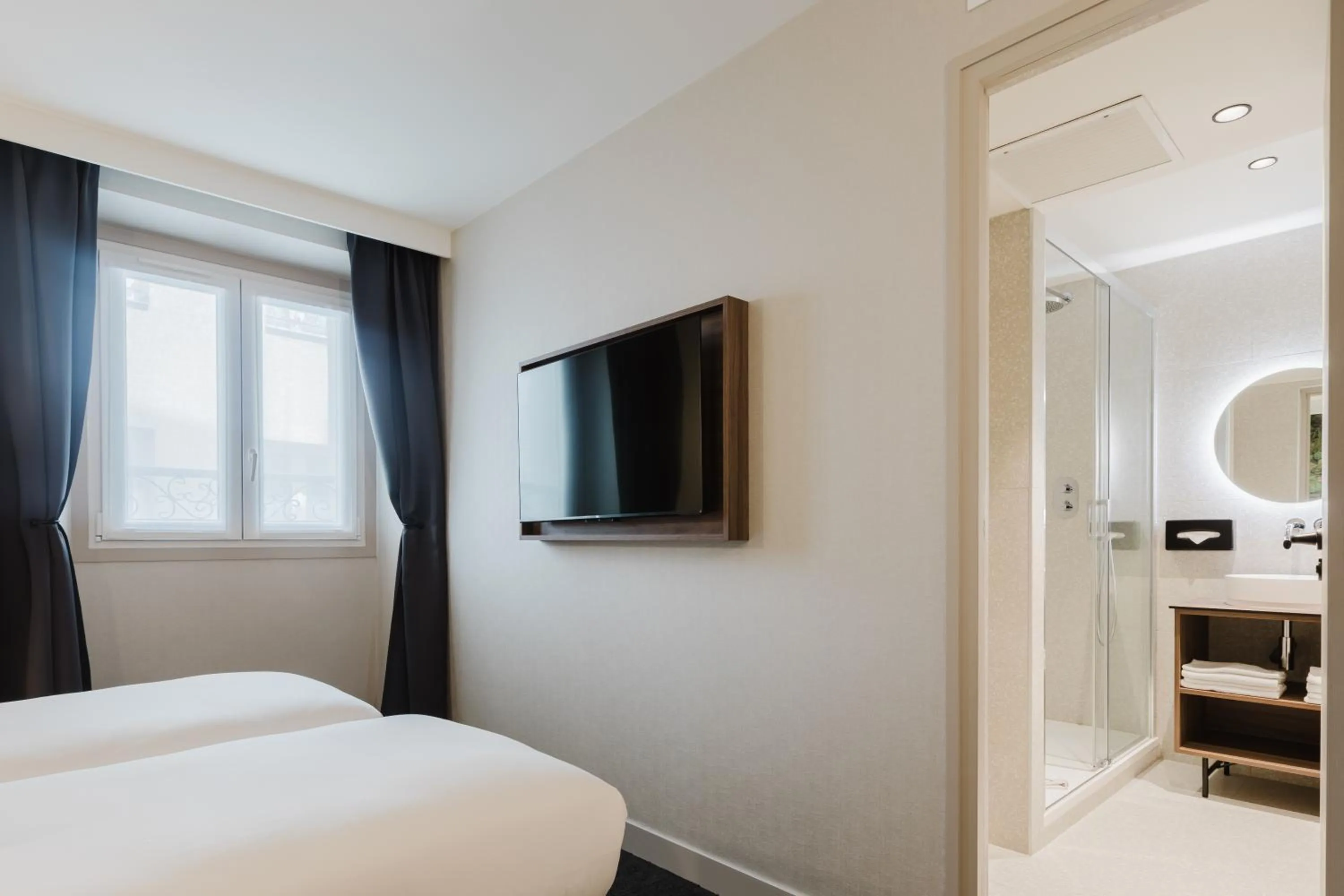 Bed in Hotel Prince Albert Opéra