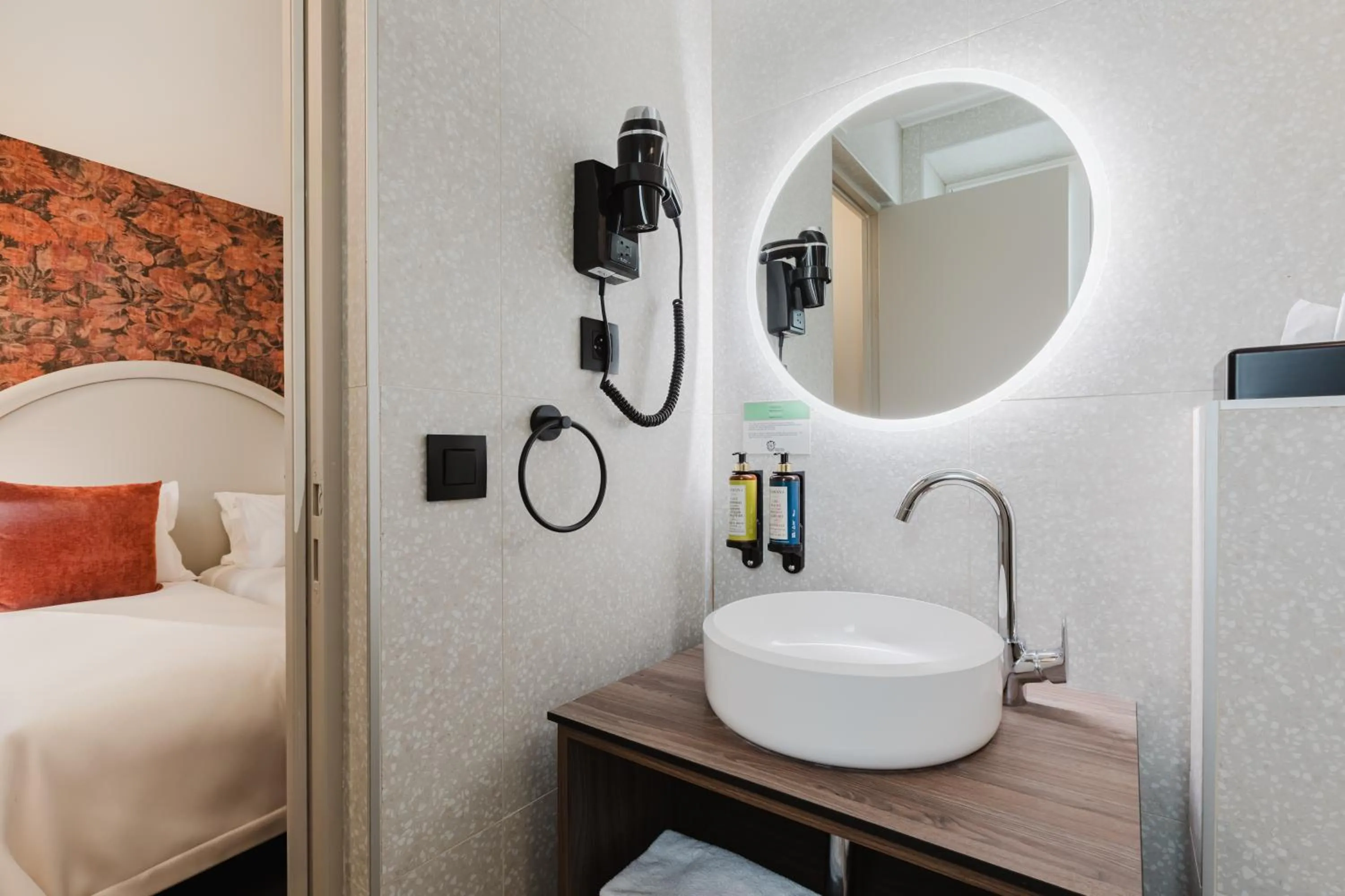 Bed in Hotel Prince Albert Opéra