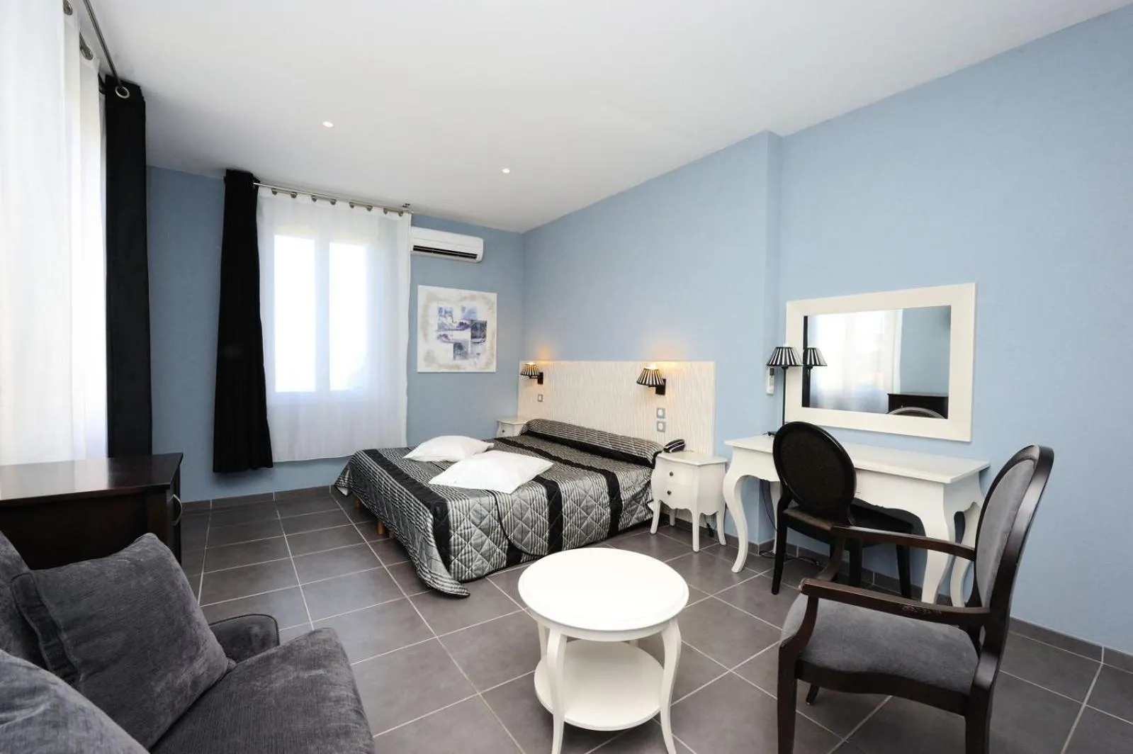 Photo of the whole room in Splendid Hôtel