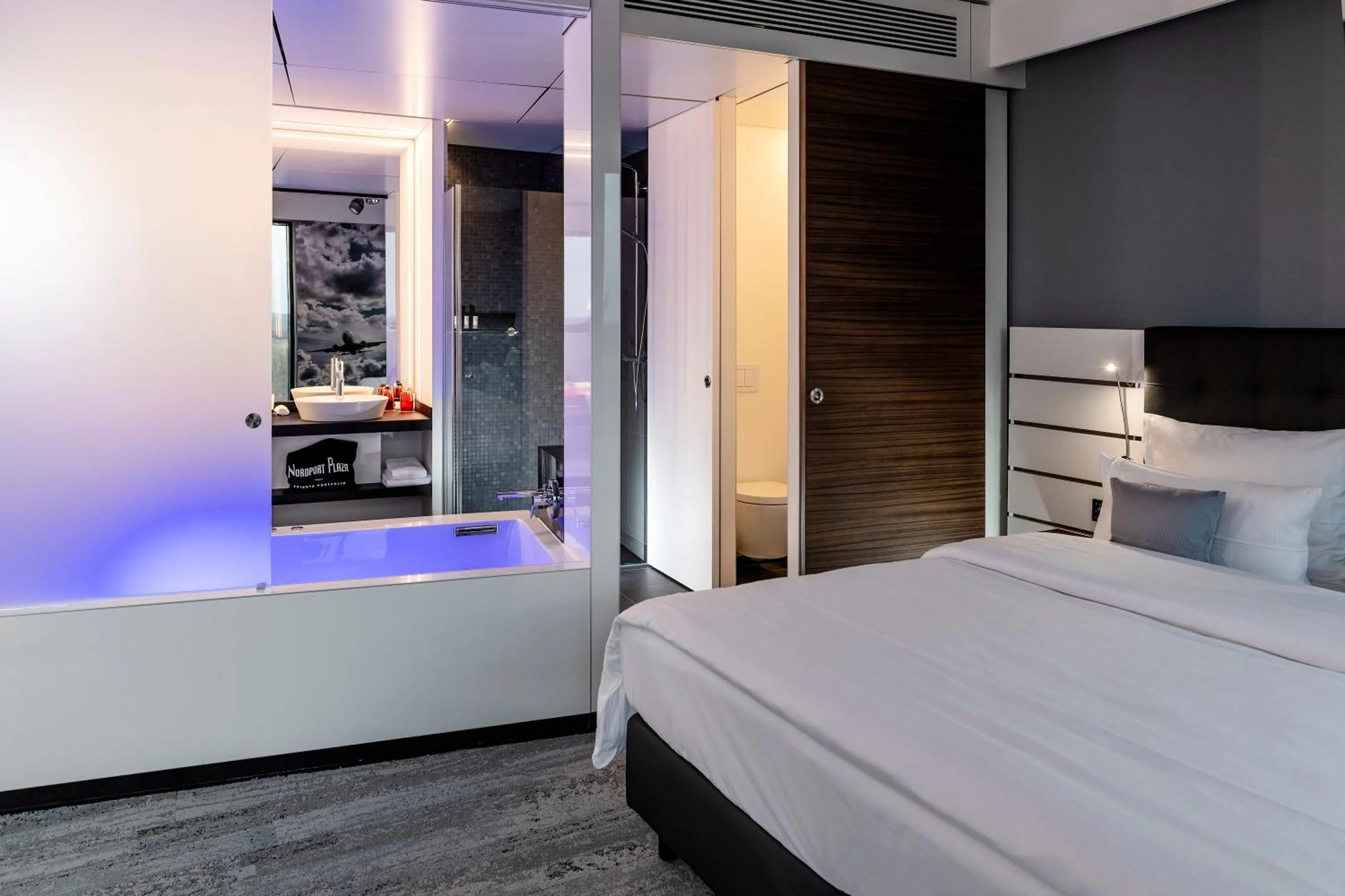 Bathroom, Bed in Airport Plaza Hotel Hamburg