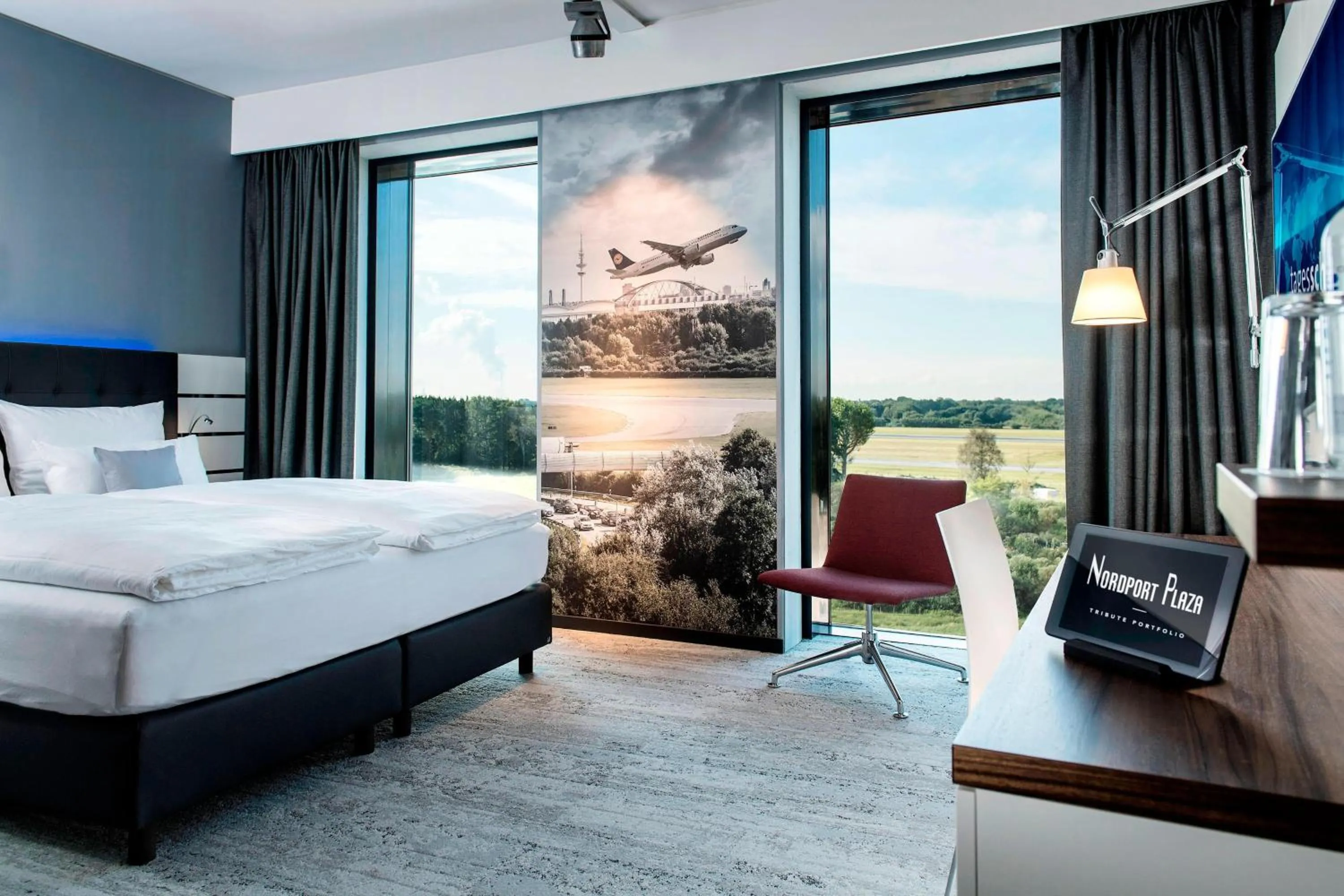 Photo of the whole room, Bed in Airport Plaza Hotel Hamburg