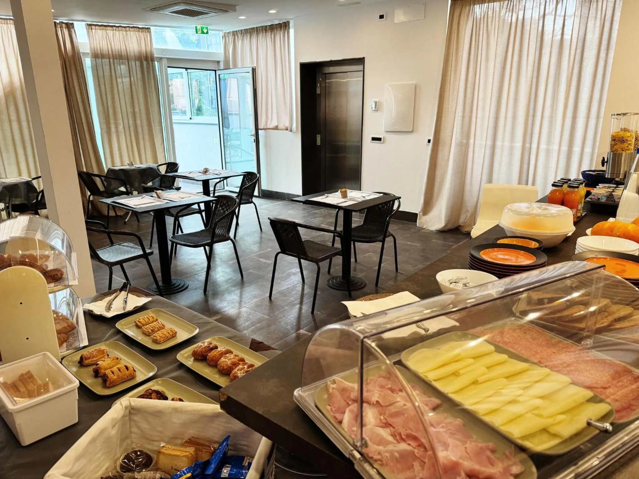 Breakfast in 8room Hotel