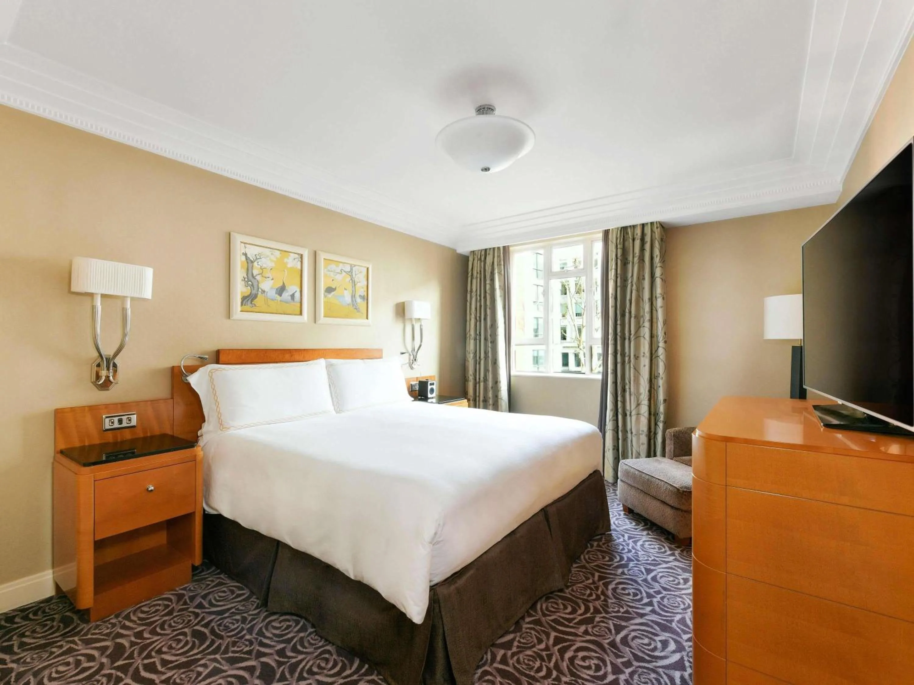 Bedroom, Bed in The Savoy