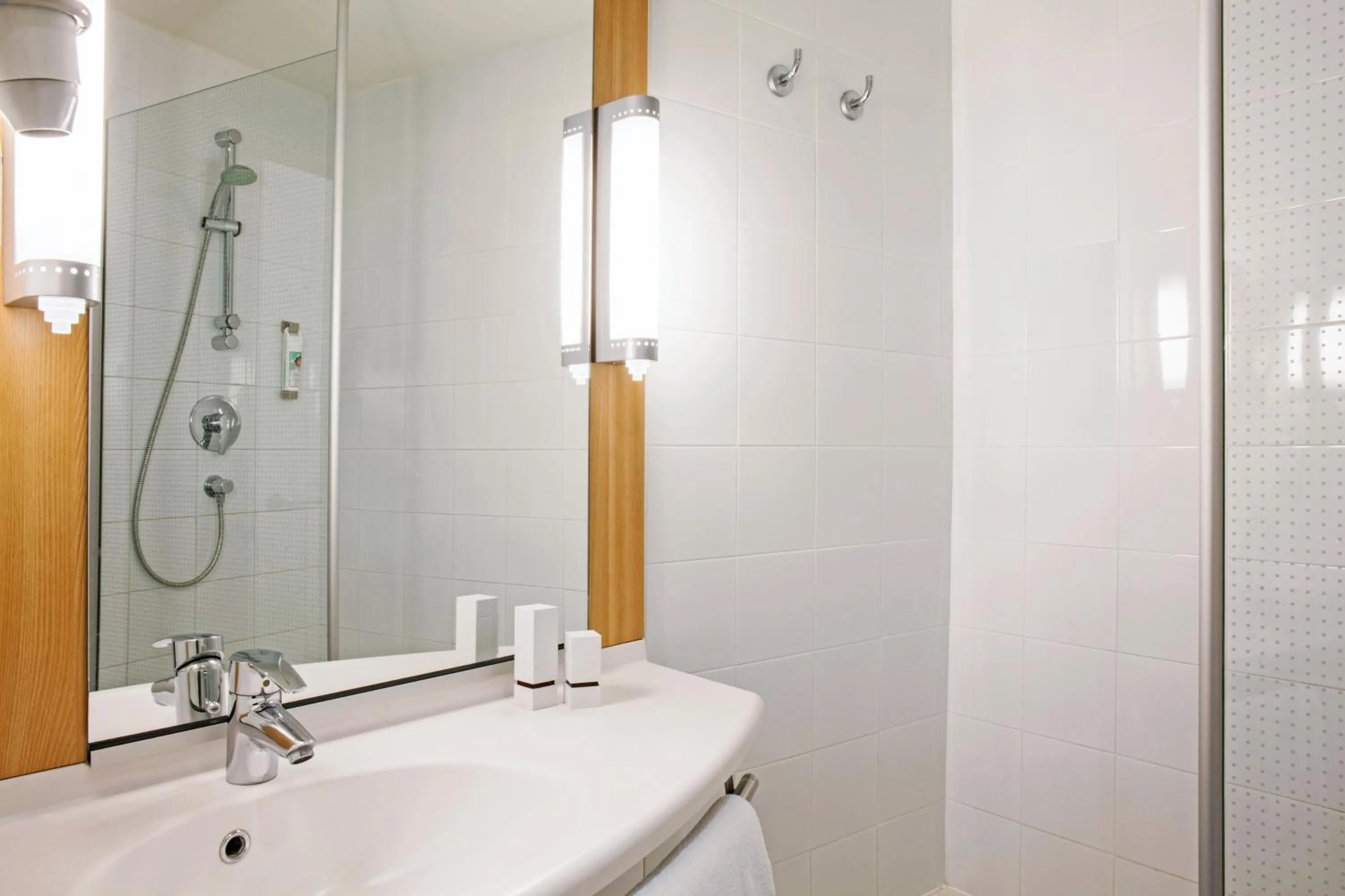 Shower in Ibis Barcelona Mollet
