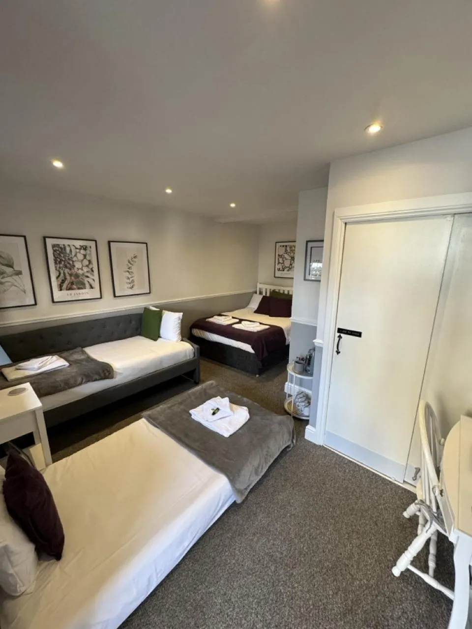 Bedroom, Bed in The Windsor Trooper Pub & Inn