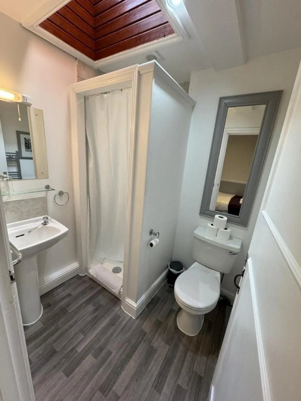 Bathroom in The Windsor Trooper Pub & Inn