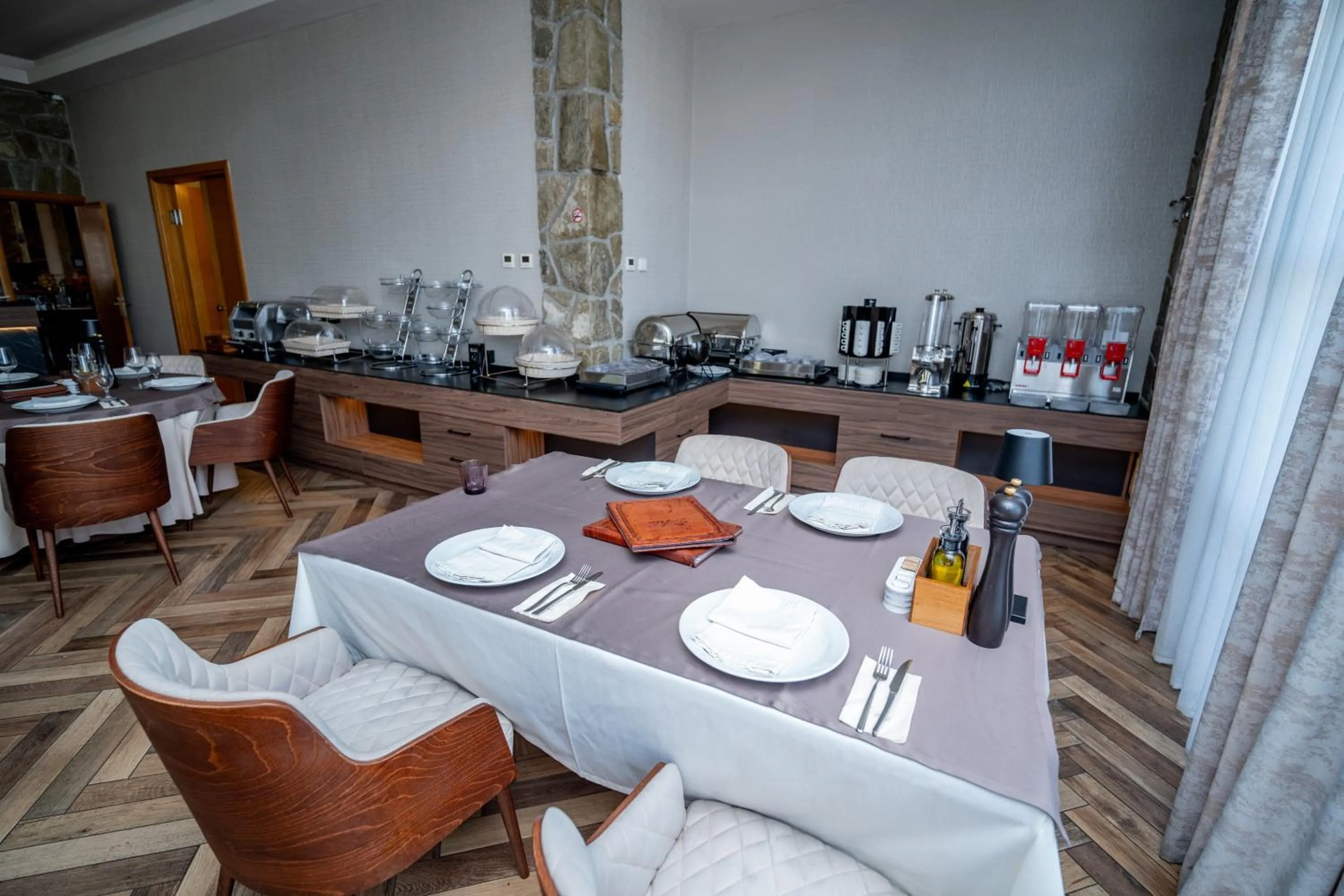 Restaurant/places to eat in Hotel Aria